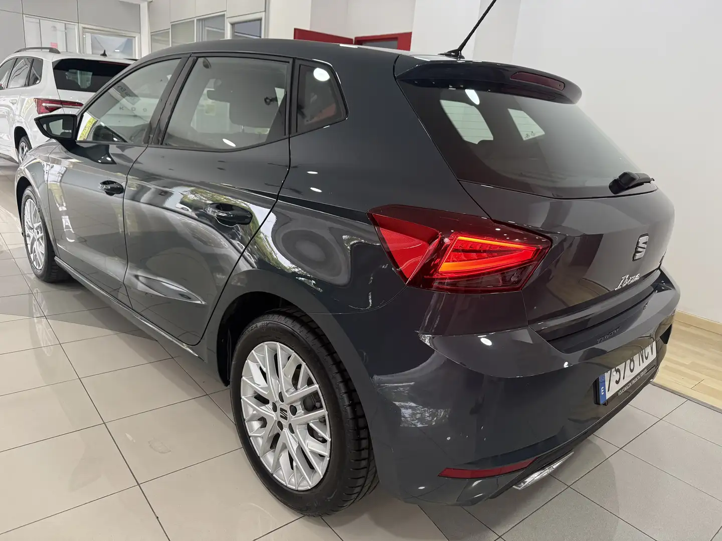 SEAT Ibiza 1.0 TSI S&S FR 85kW Gris - 2