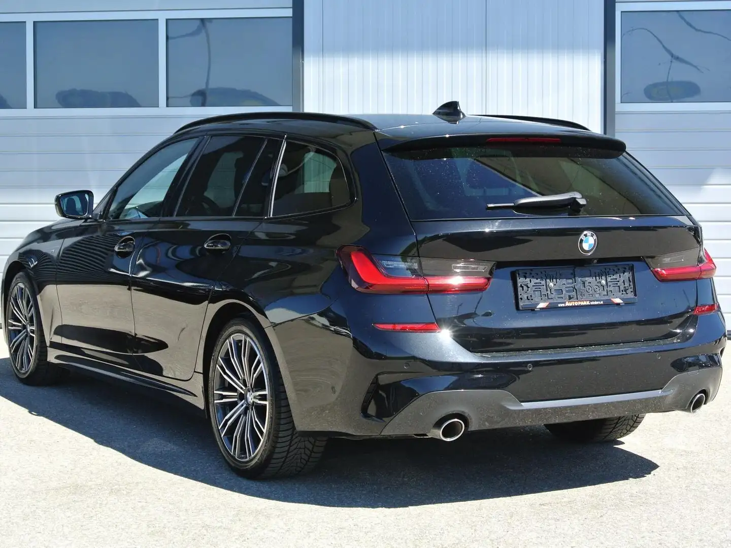 BMW 318 318d touring Aut. *M Sport * LEDER * LED * KAMERA Schwarz - 2