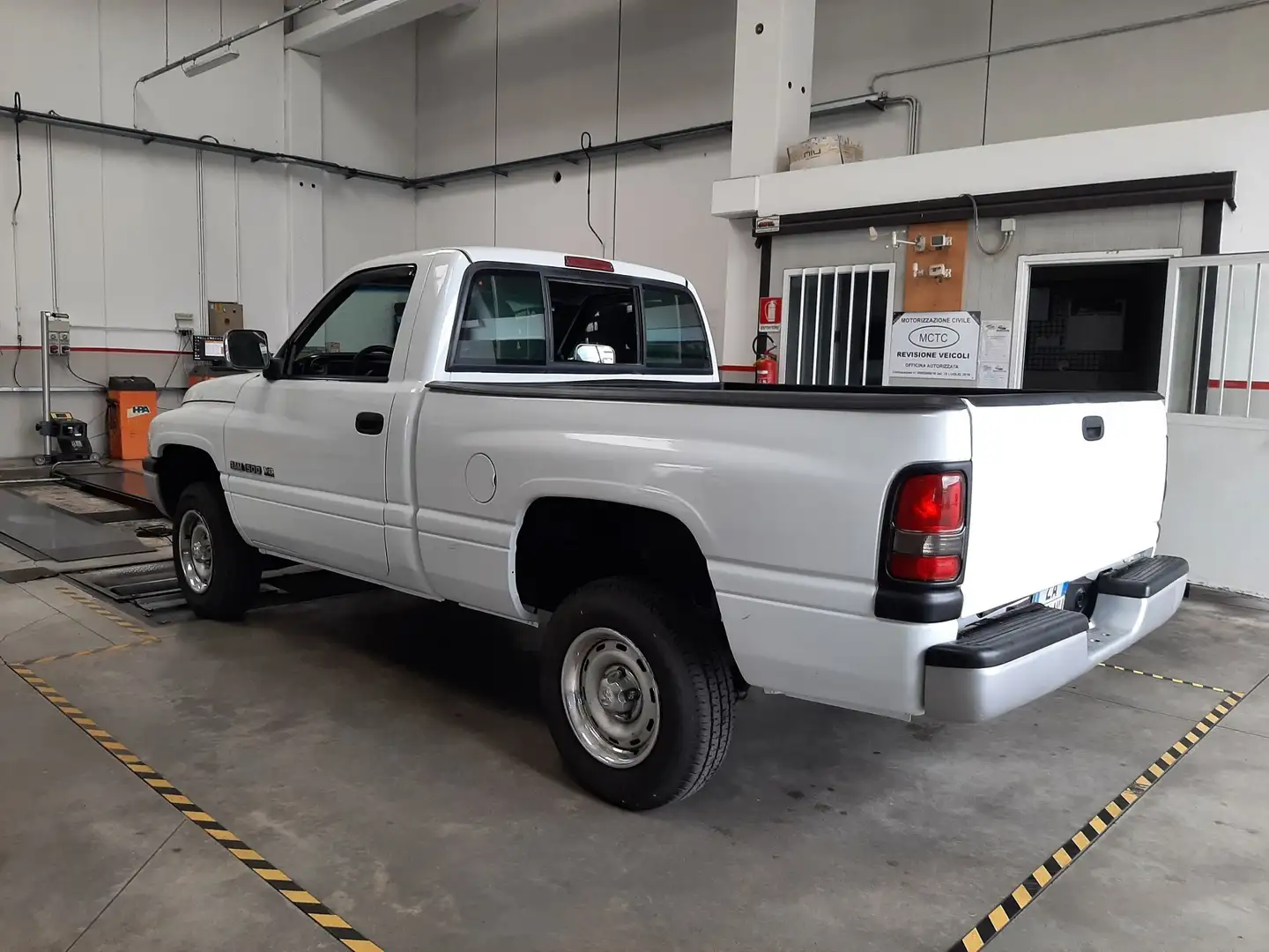 Dodge RAM 5.3 V8 4x2 manuale gancio permuto Bianco - 2