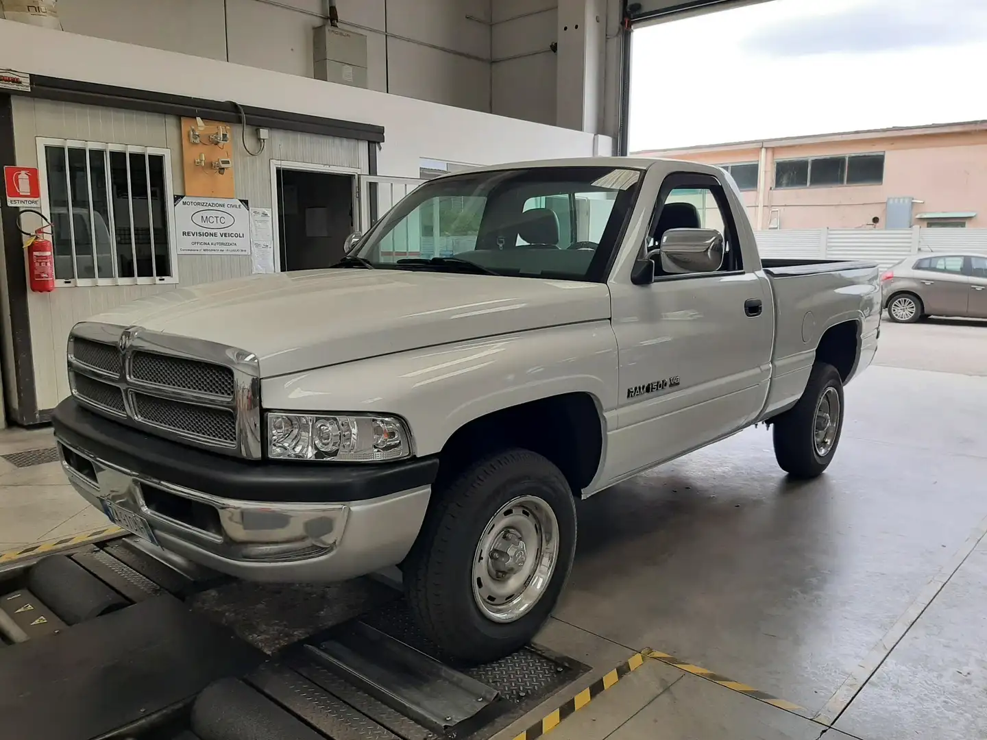 Dodge RAM 5.3 V8 4x2 manuale gancio permuto Bianco - 1