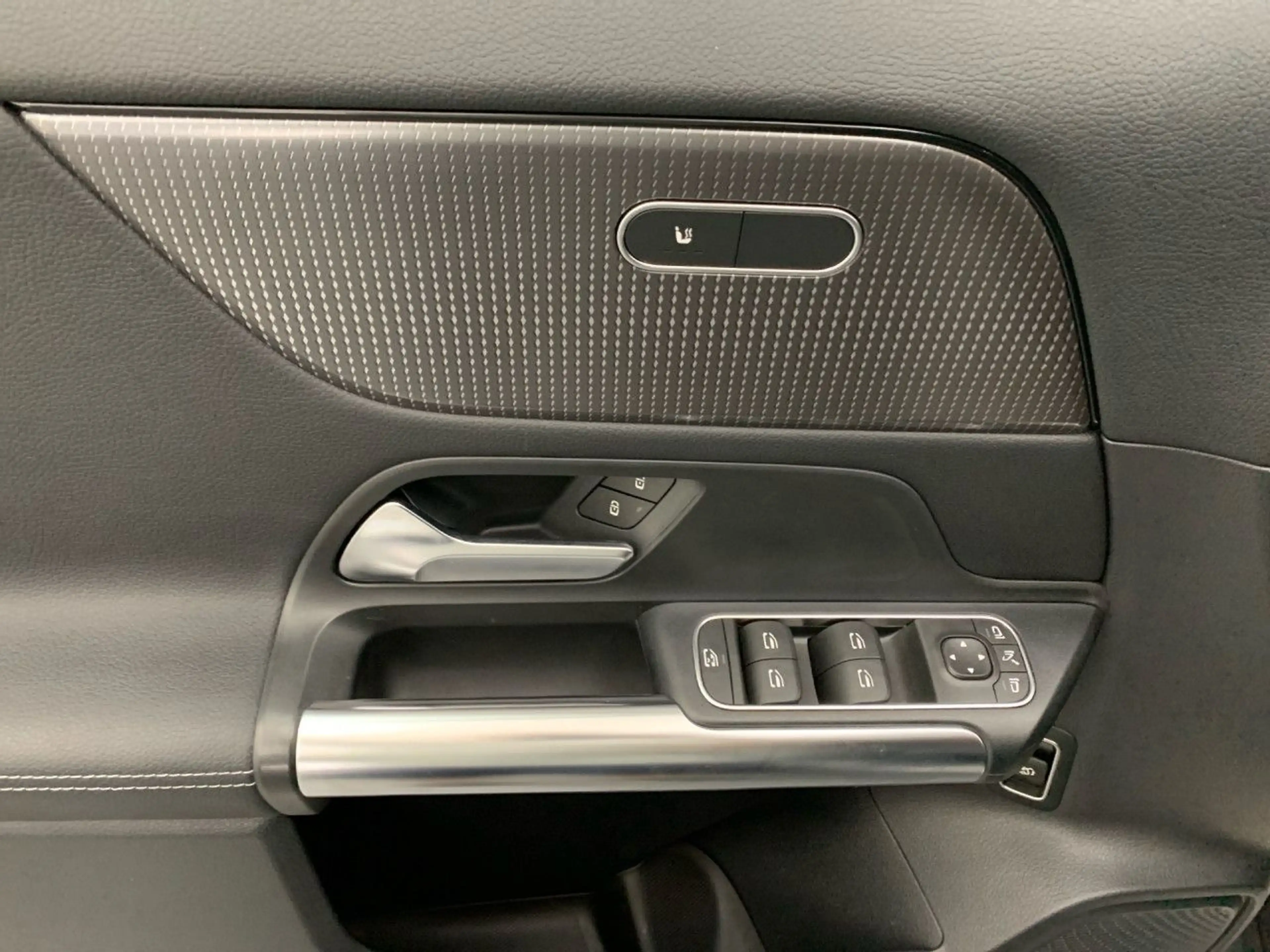 Mercedes-Benz GLA 250 Bluetooth Navi LED Vollleder Klima — photo 14