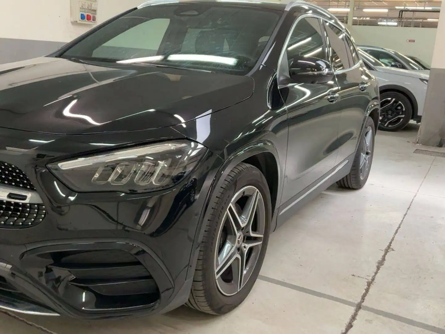 Mercedes-Benz GLA 200 GLA 200 d AMG Line Schwarz - 2
