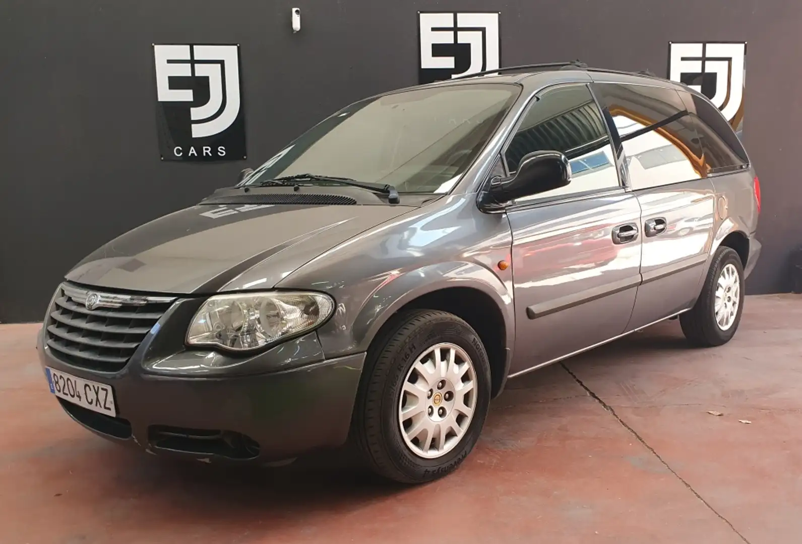 Chrysler Voyager 2.8CRD SE Aut. Grau - 2