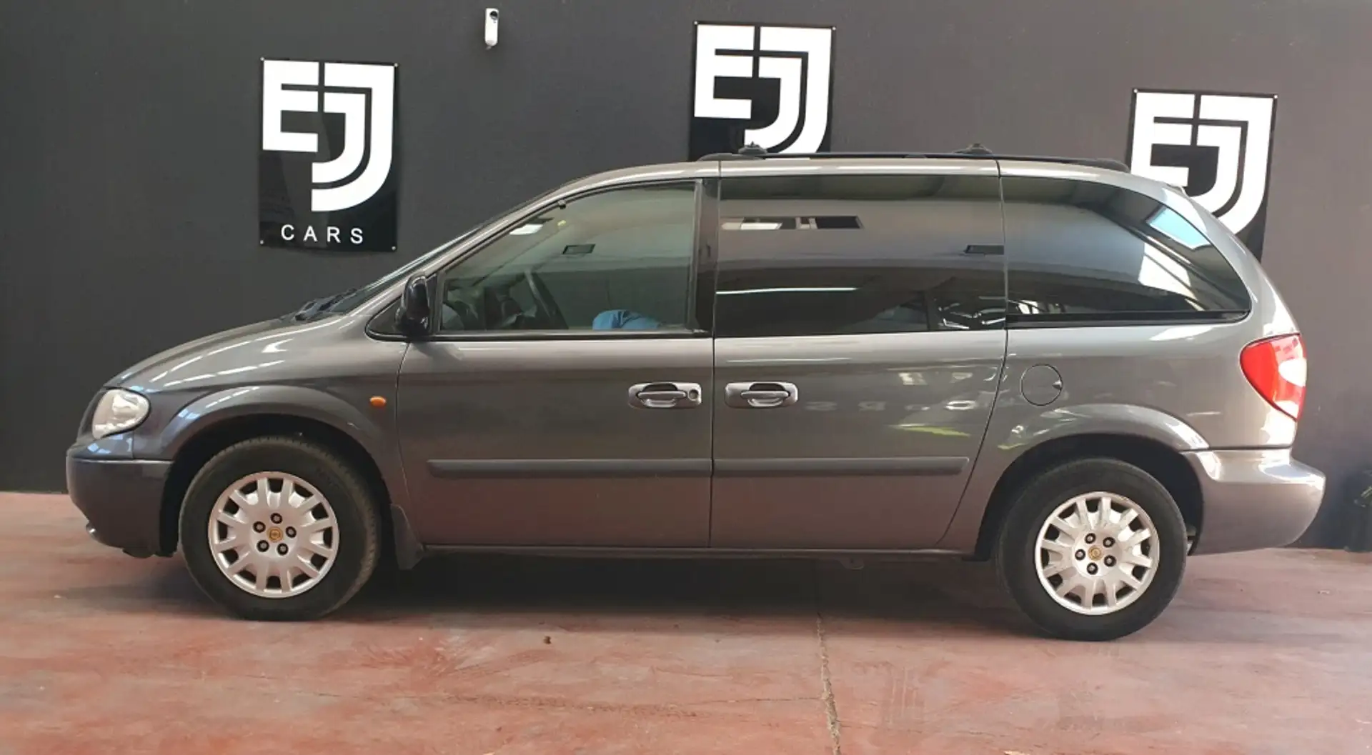 Chrysler Voyager 2.8CRD SE Aut. Grau - 1