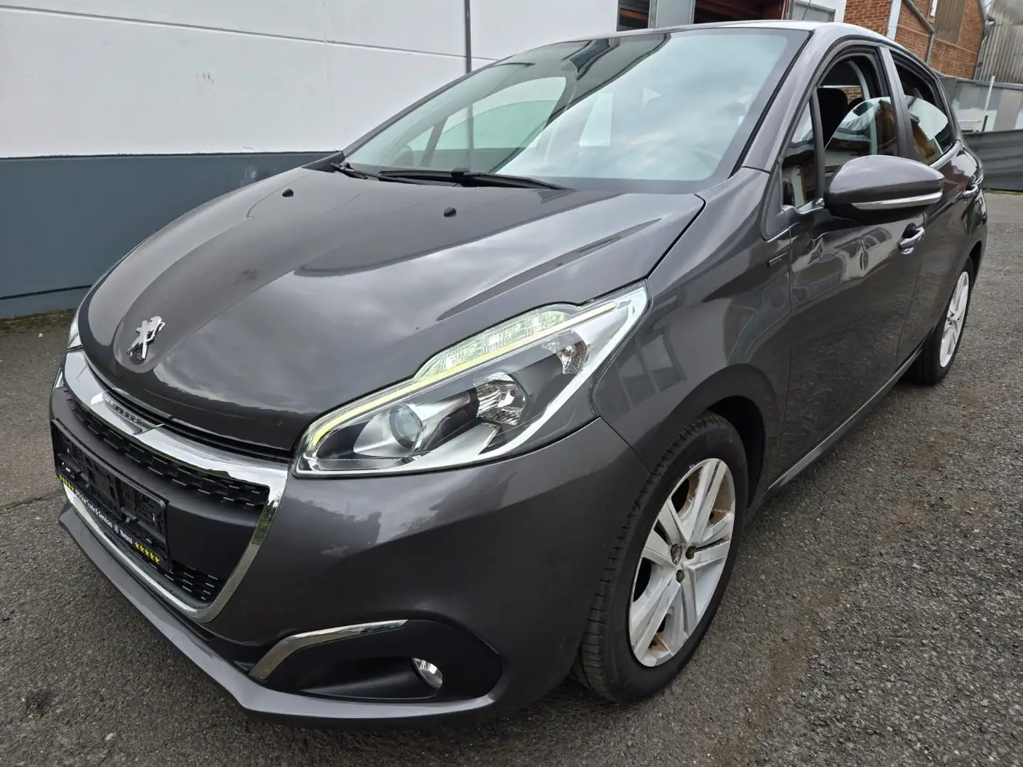 Peugeot 208 Signature Allure Grau - 1