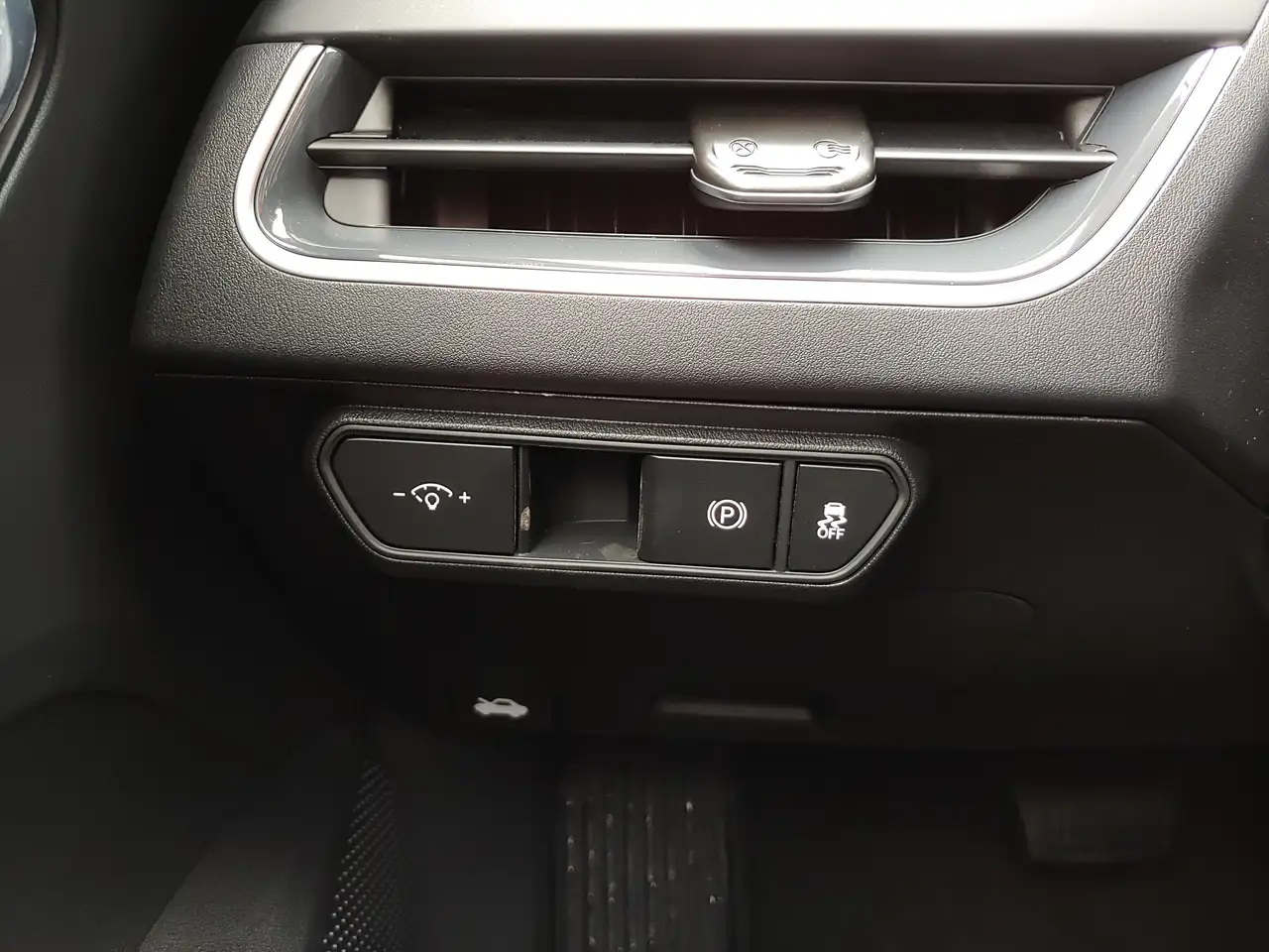 Kia K4 снимка Kia K4