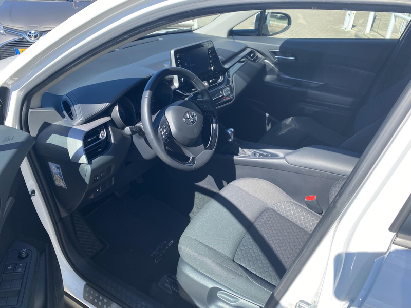 Toyota C-HR 1.8 Hybrid Active — photo 2