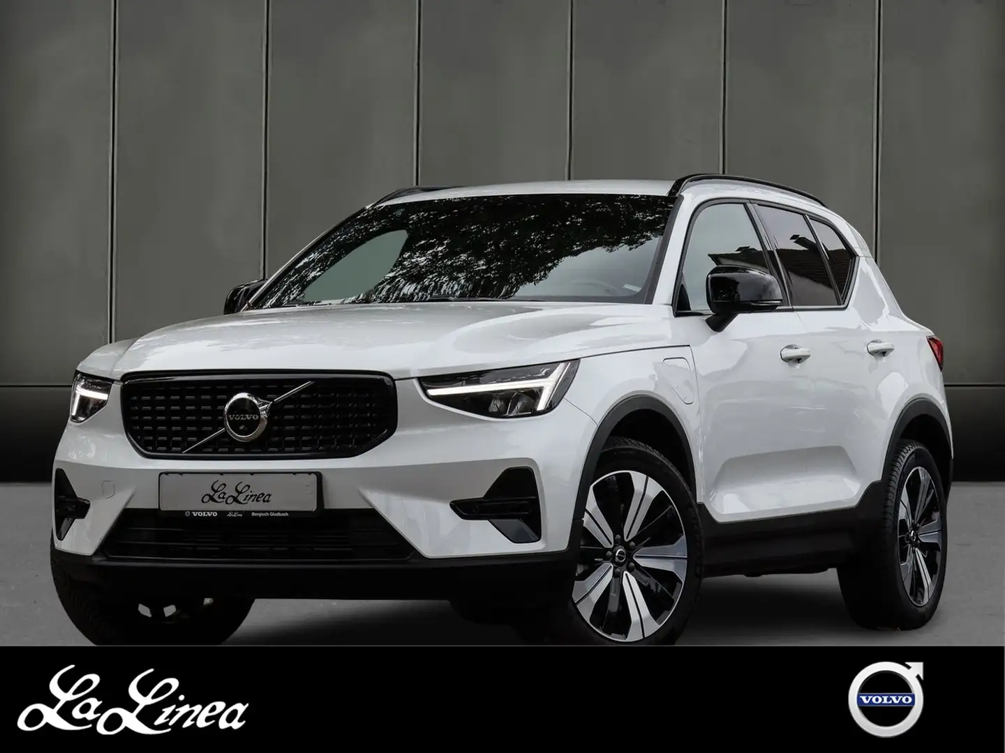 Volvo XC40 T4 Plus Dark Recharge Plug-In Hybrid 2WD Wit - 1