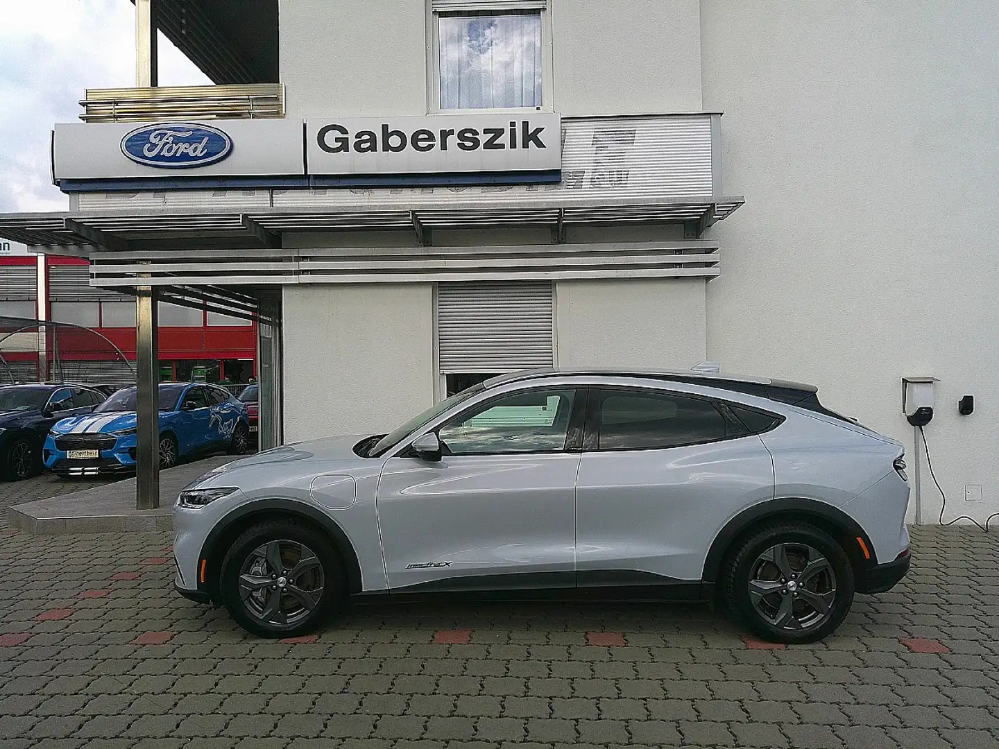 Ford Mustang Mach-E Elektro Extended Range Grau - 2
