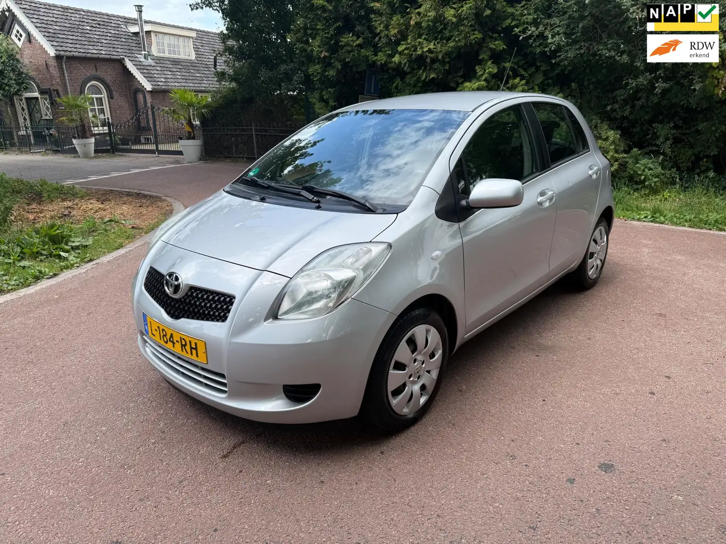 Toyota Yaris 1.3 VVTi Terra / Airco / Apk / 5d / Aux / Nette Au Grigio - 1