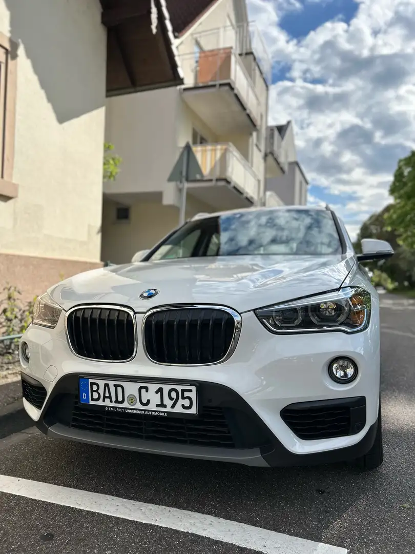 BMW X1 sDrive18i Sport Line Weiß - 1