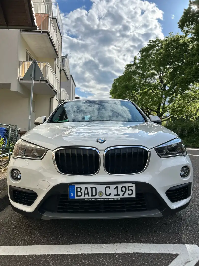 BMW X1 sDrive18i Sport Line Weiß - 2