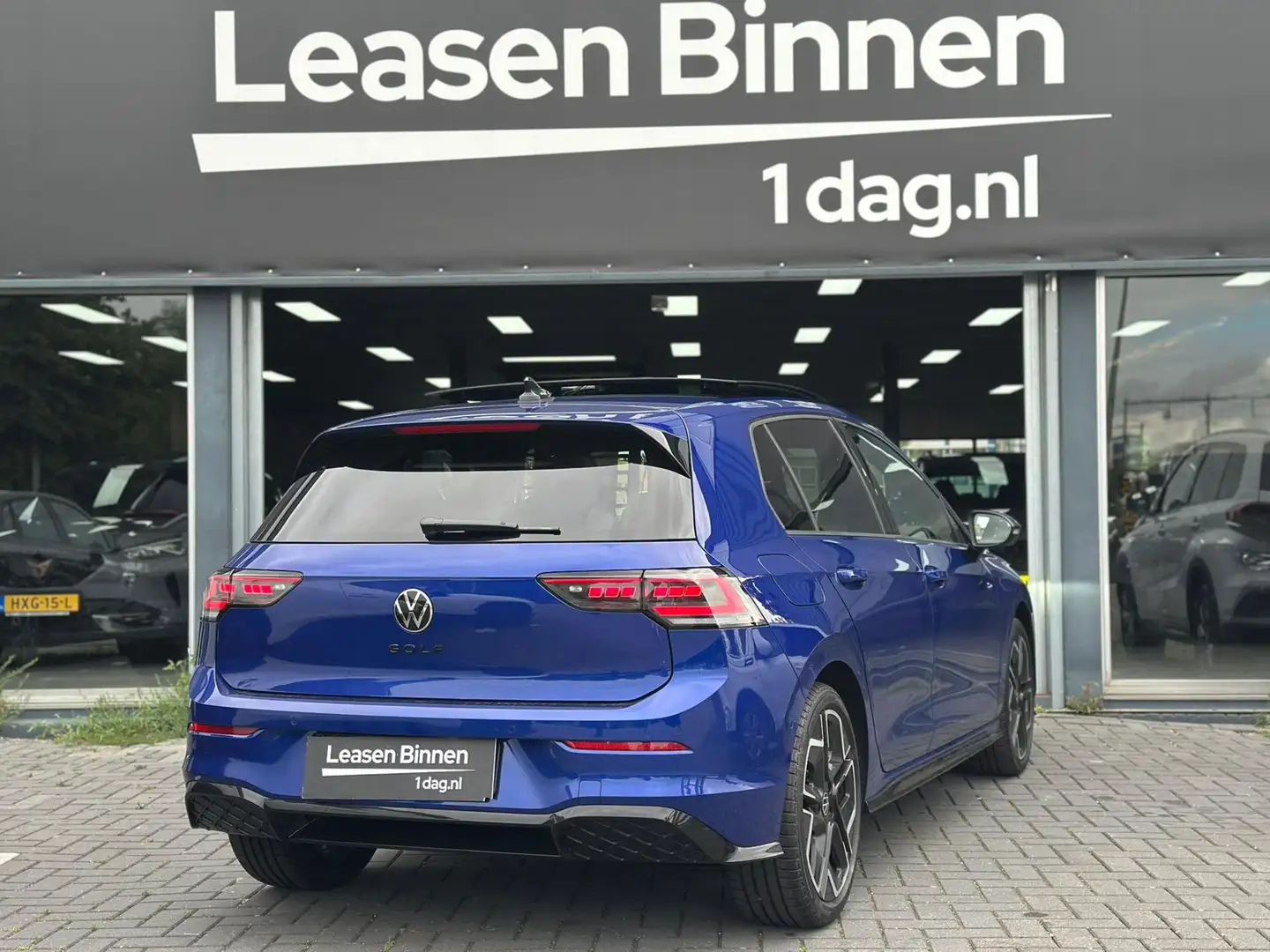 Volkswagen Golf 1.5 eTSI R-Line BLACK PAKKET PANO/360/HK/MATRIX - 2
