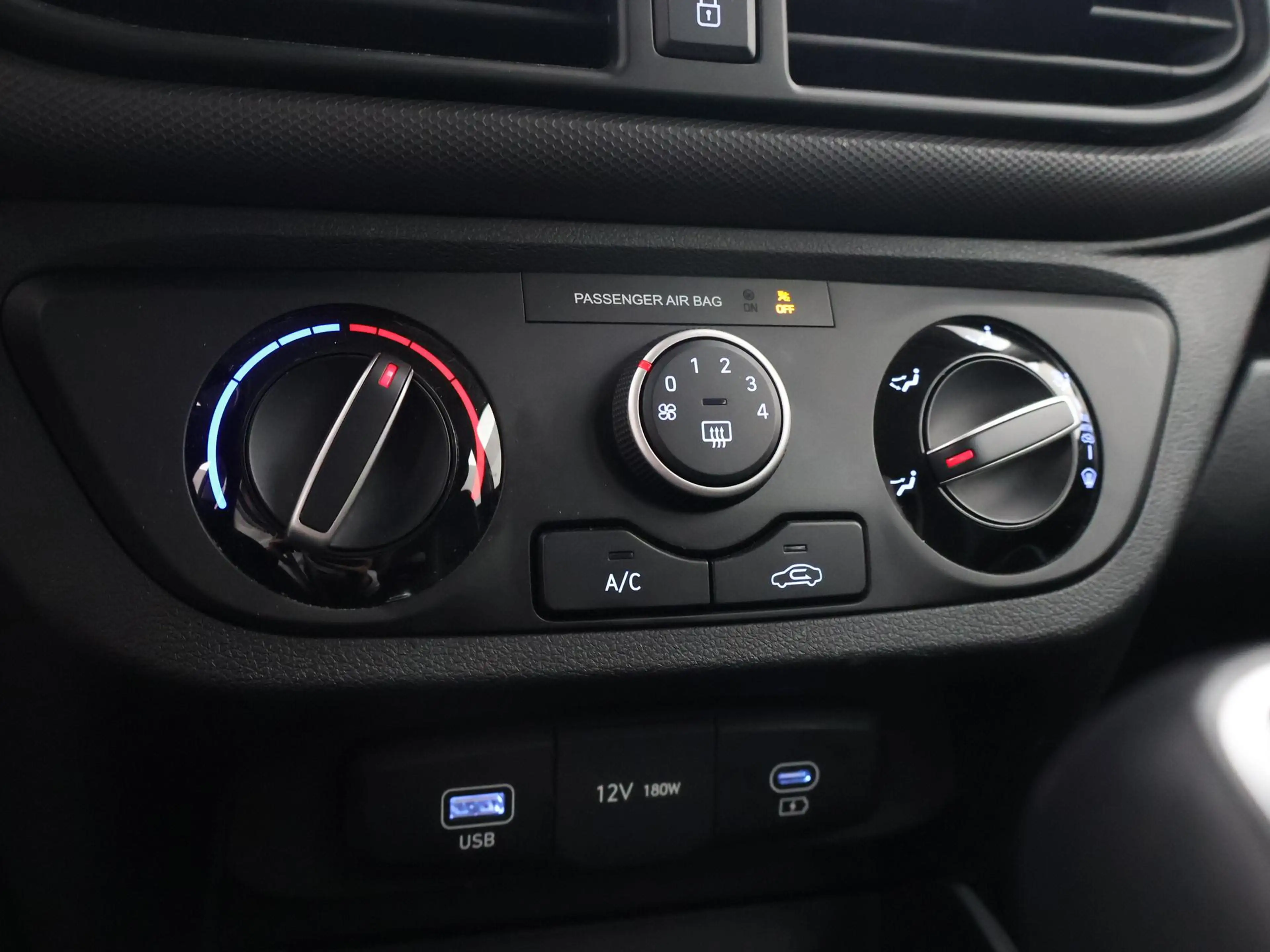 Hyundai i10 1.0 COMFORT + APPLE CARPLAY | DAB | AIRCO | DIGITA — photo 36