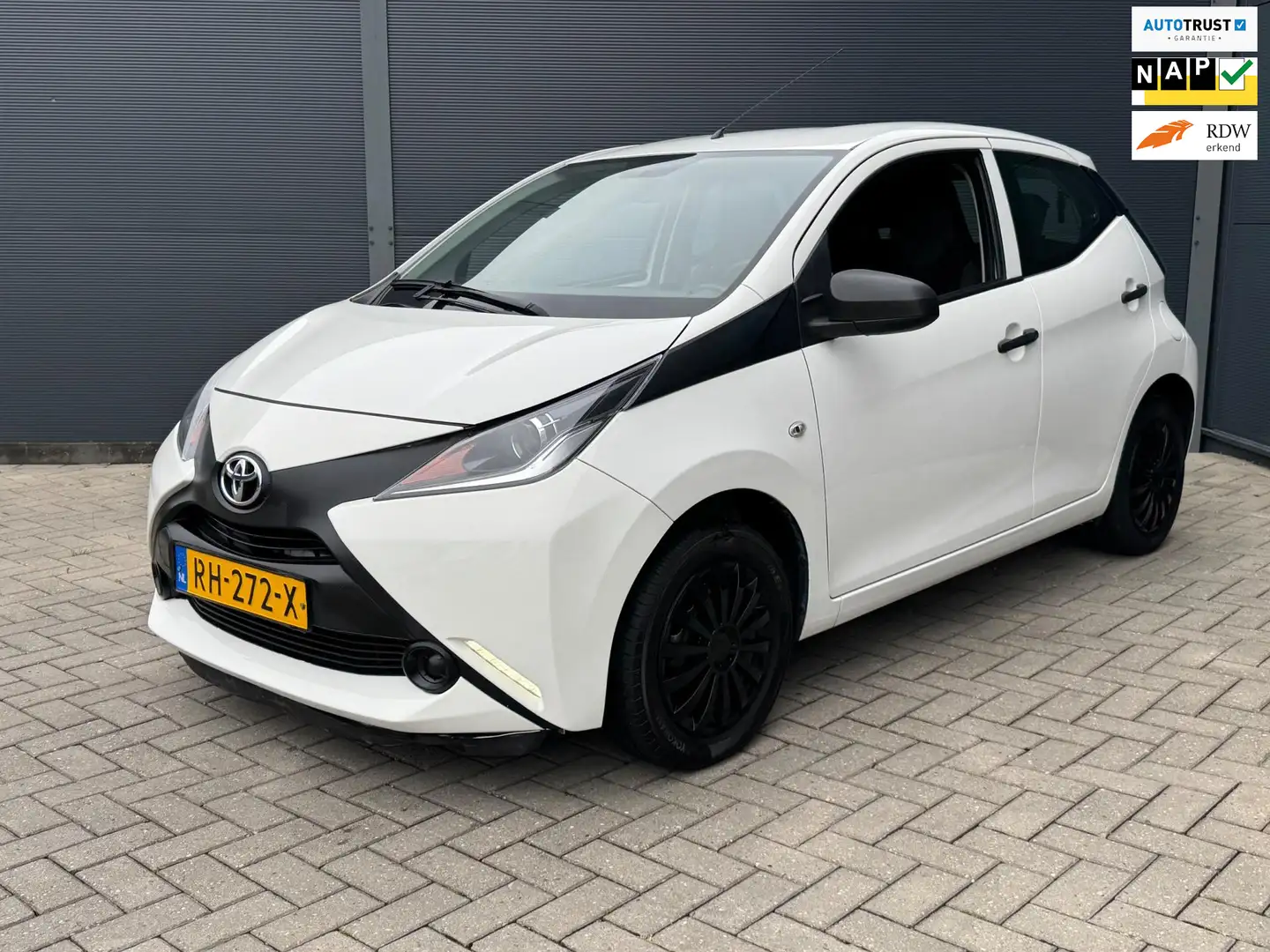 Toyota Aygo 1.0 VVT-i x-fun Airco / Cruize / Nap Wit - 1