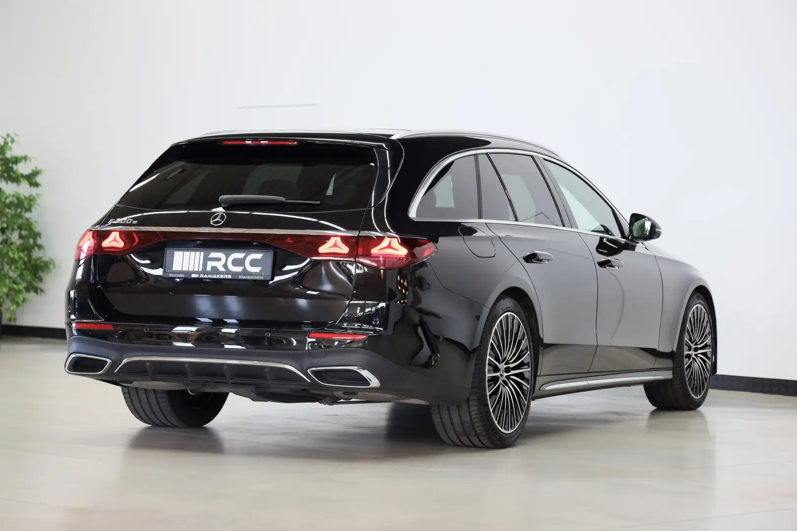 Mercedes-Benz E 300 e T AMG Premium Plus SUPERSCREEN *BEIGE LEDER* Zwart - 2