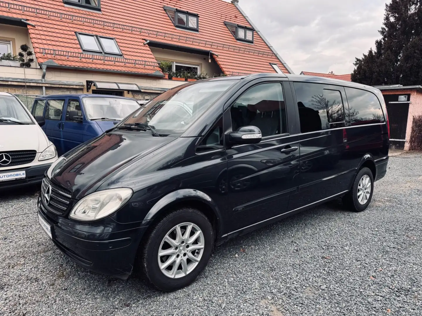 Mercedes-Benz Viano 2.2 CDI lang, 7 Sitzplätze, Automatik Noir - 1