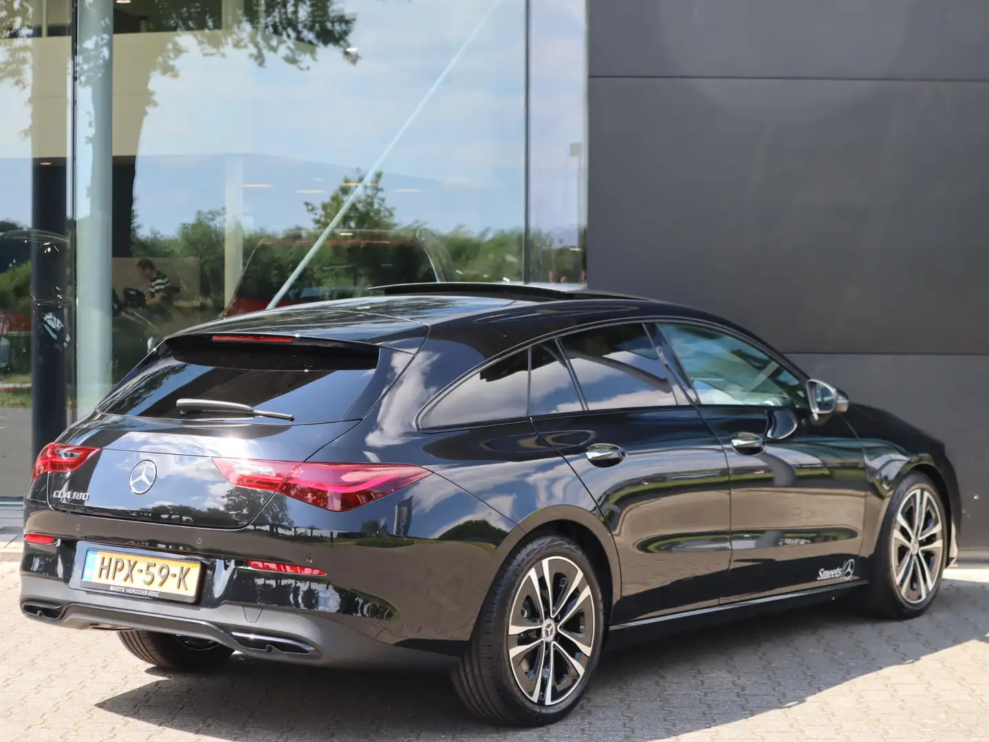 Mercedes-Benz CLA 180 Shooting Brake Star Edition AMG Line Noir - 2