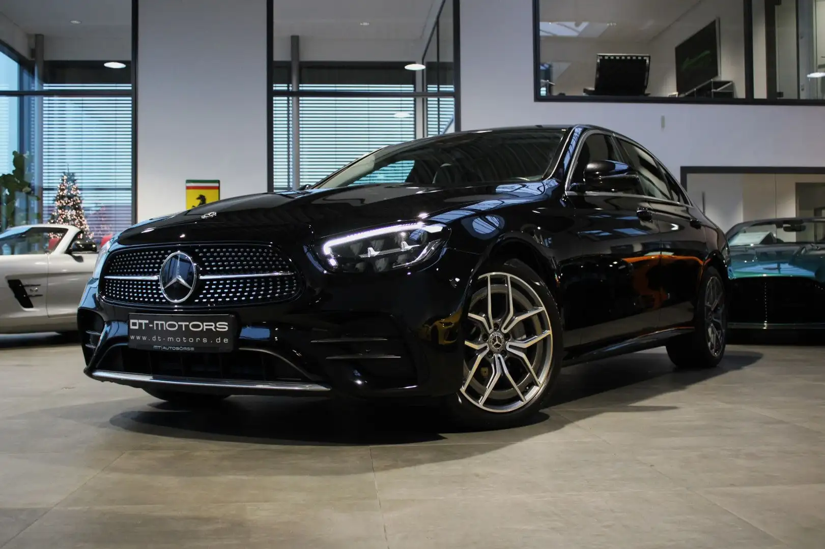 Mercedes-Benz E 220 D LIM. 4MATIC *AMG-LINE*MBUX/LED/STHZG./19" Schwarz - 1