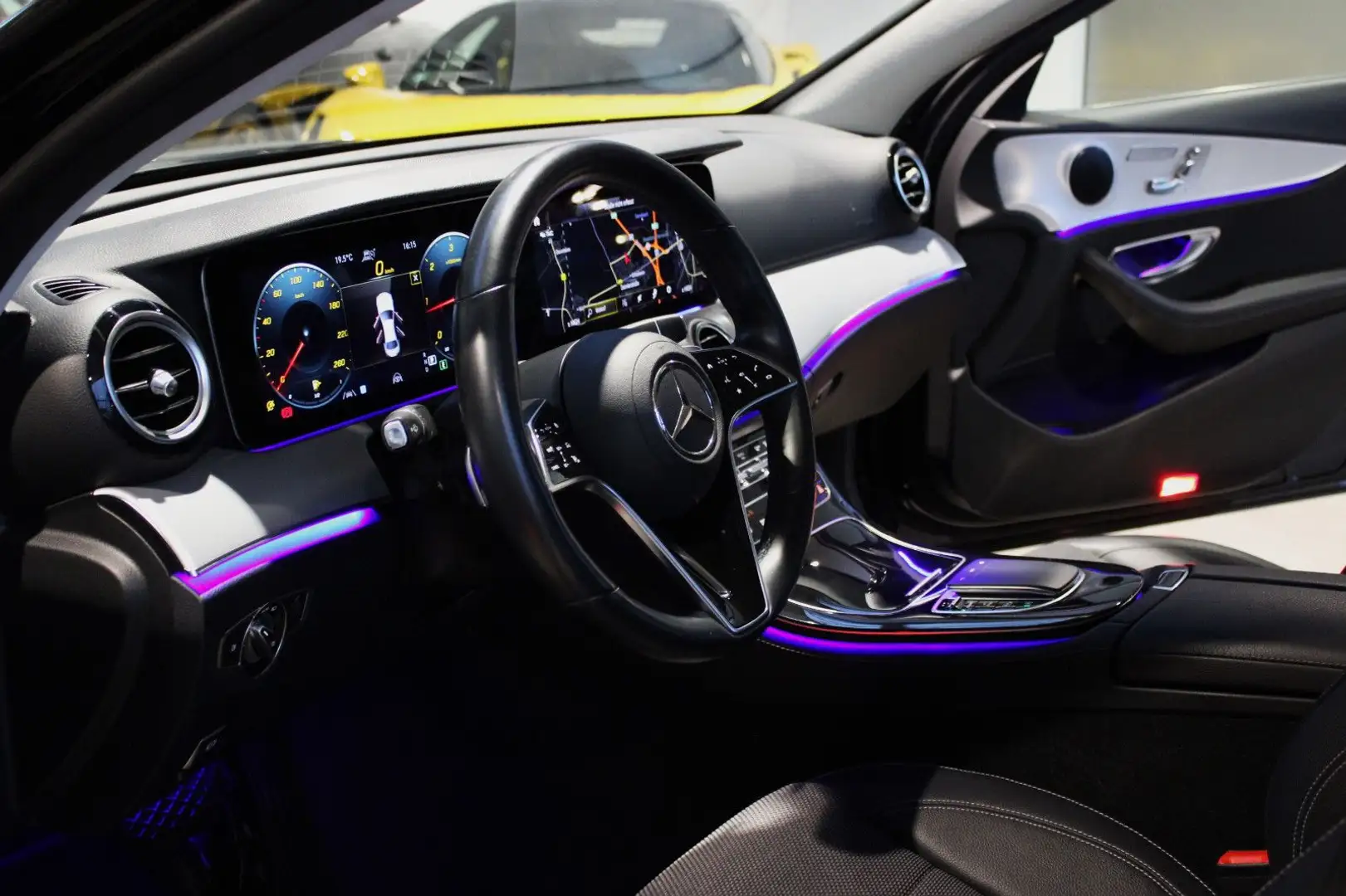 Mercedes-Benz E 220 D LIM. 4MATIC *AMG-LINE*MBUX/LED/STHZG./19" Schwarz - 2