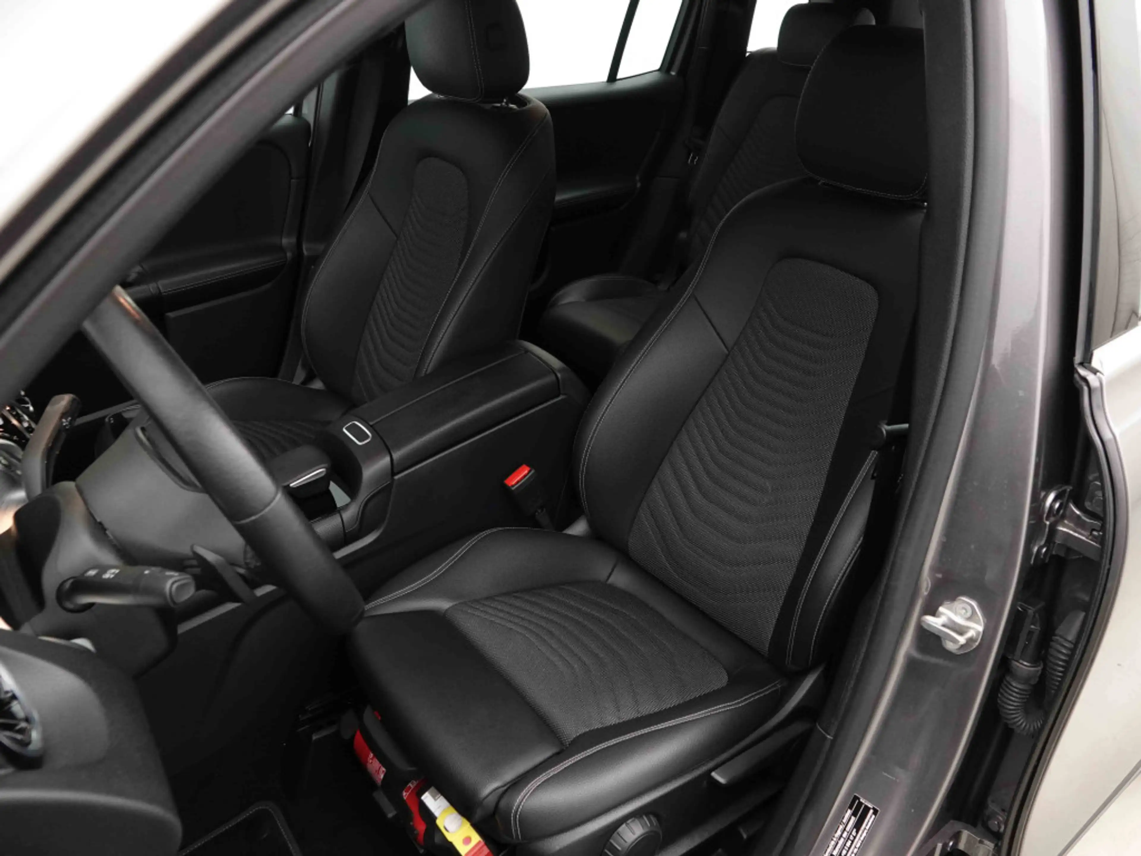 Mercedes-Benz GLB 180 180d DCT Business | MBUX Navi | Camera | Heated Seats — photo 7