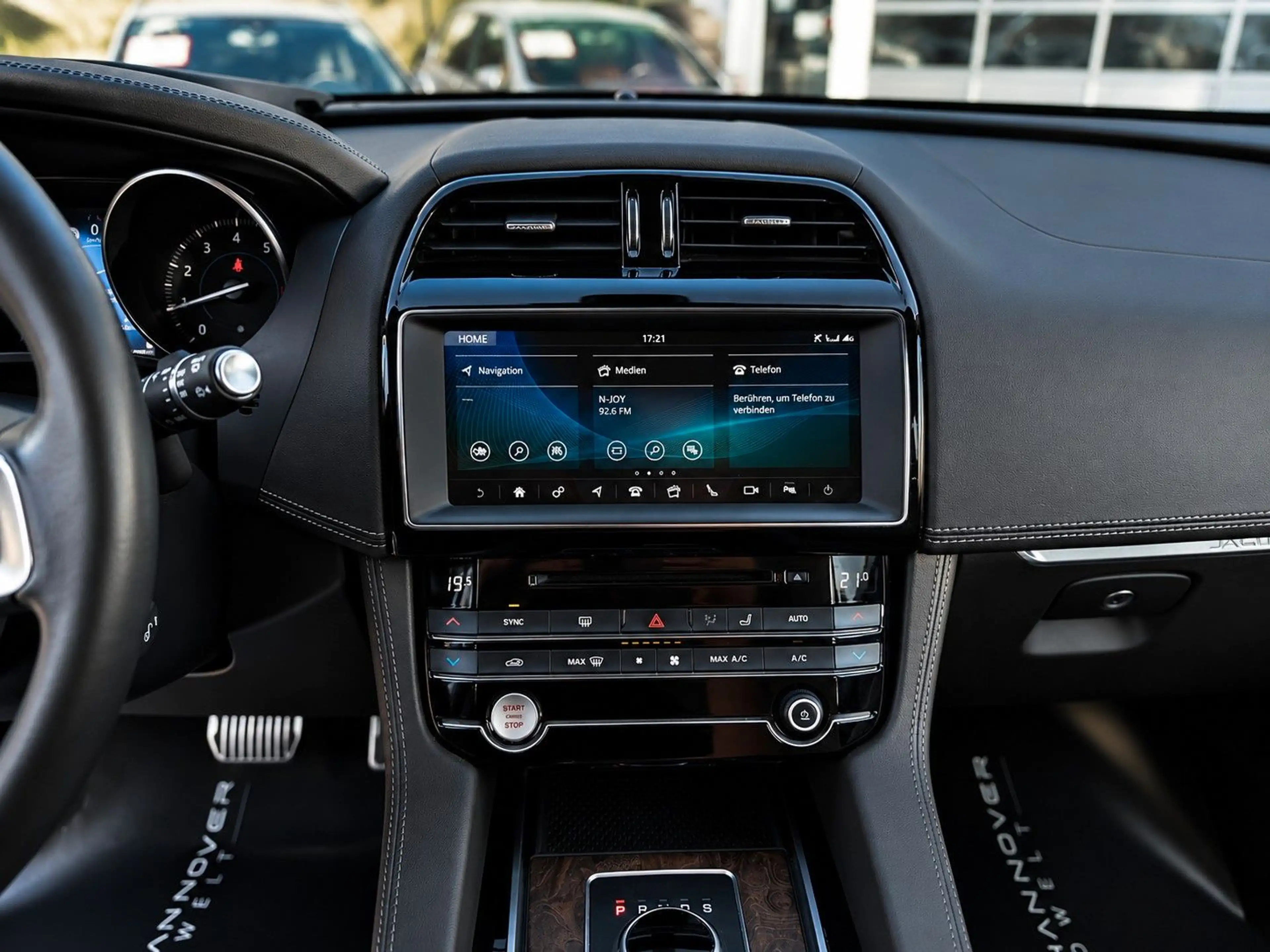 Jaguar F-Pace F-PACE Portfolio AWD R-CAM/HEADUP/LEDER/APP/ — photo 12