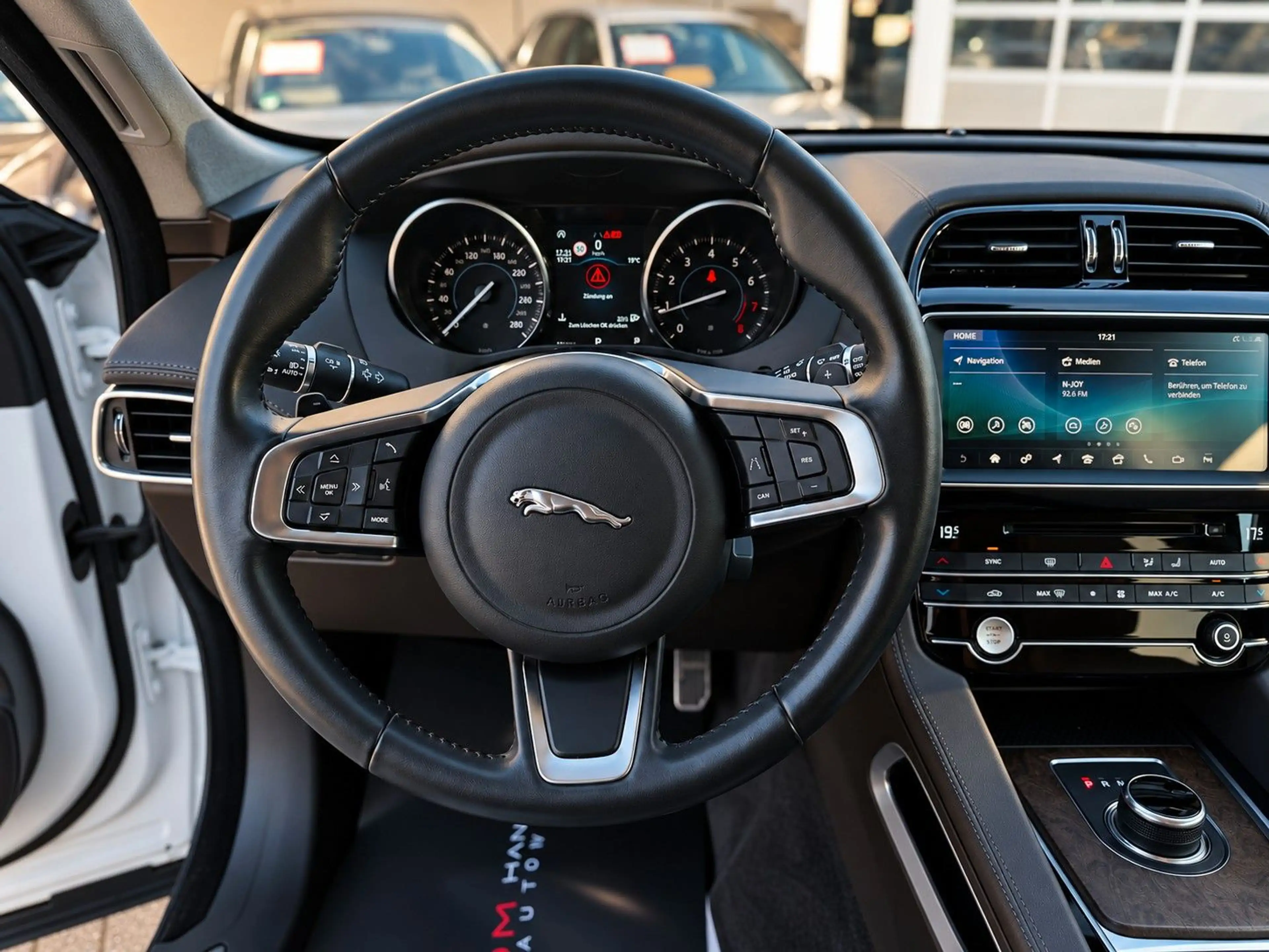 Jaguar F-Pace F-PACE Portfolio AWD R-CAM/HEADUP/LEDER/APP/ — photo 11