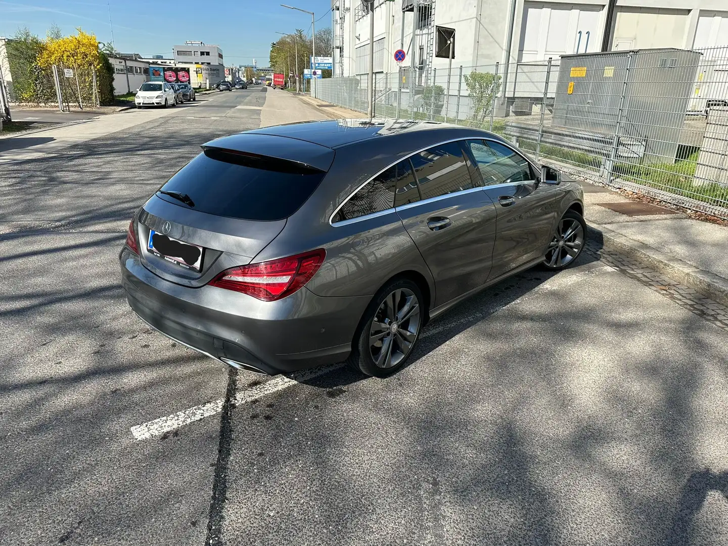 Mercedes-Benz CLA 200 CLA 200 d Shooting Brake Grau - 2