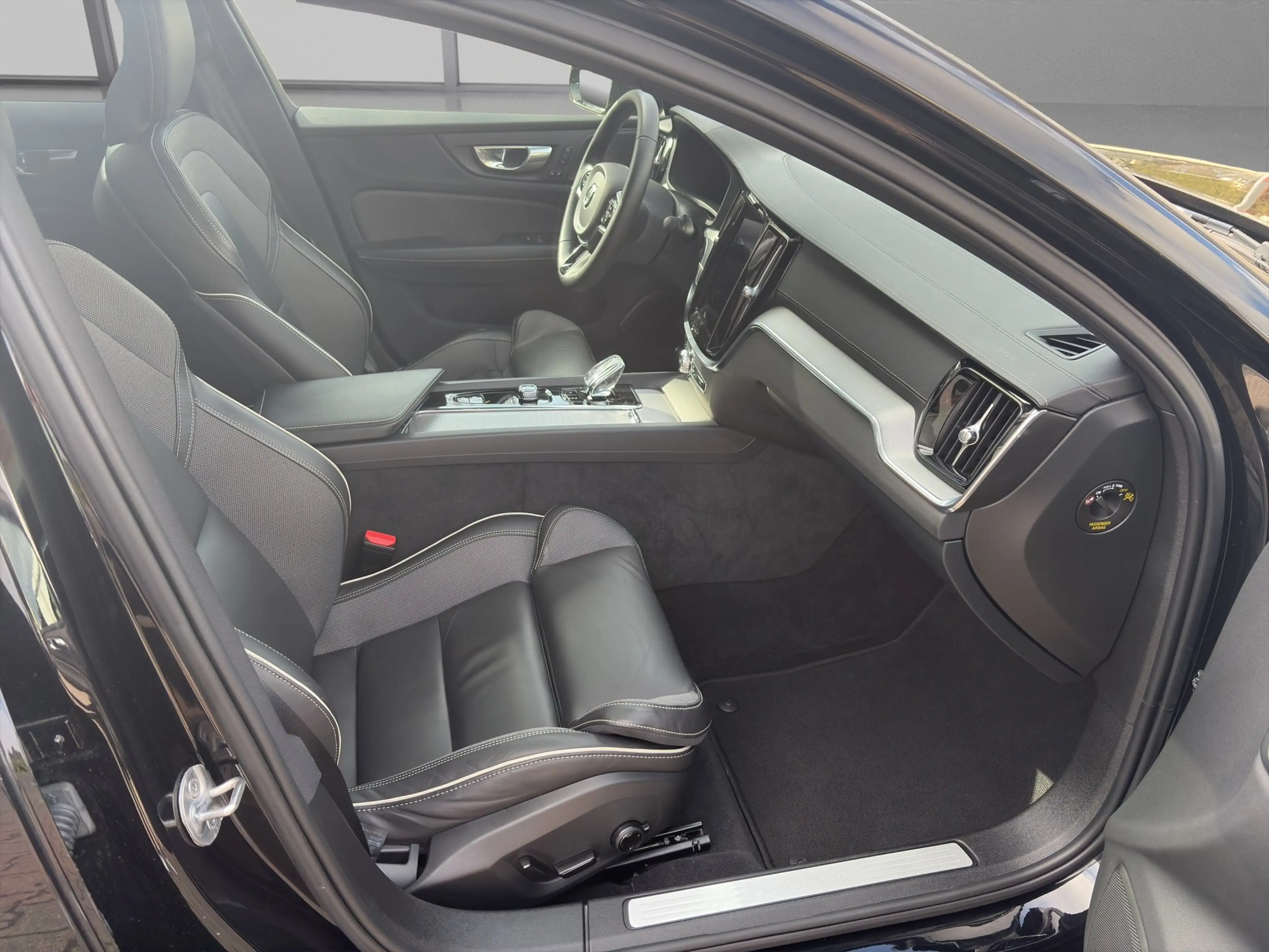 Volvo S60 Ultimate Dark AWD — photo 10
