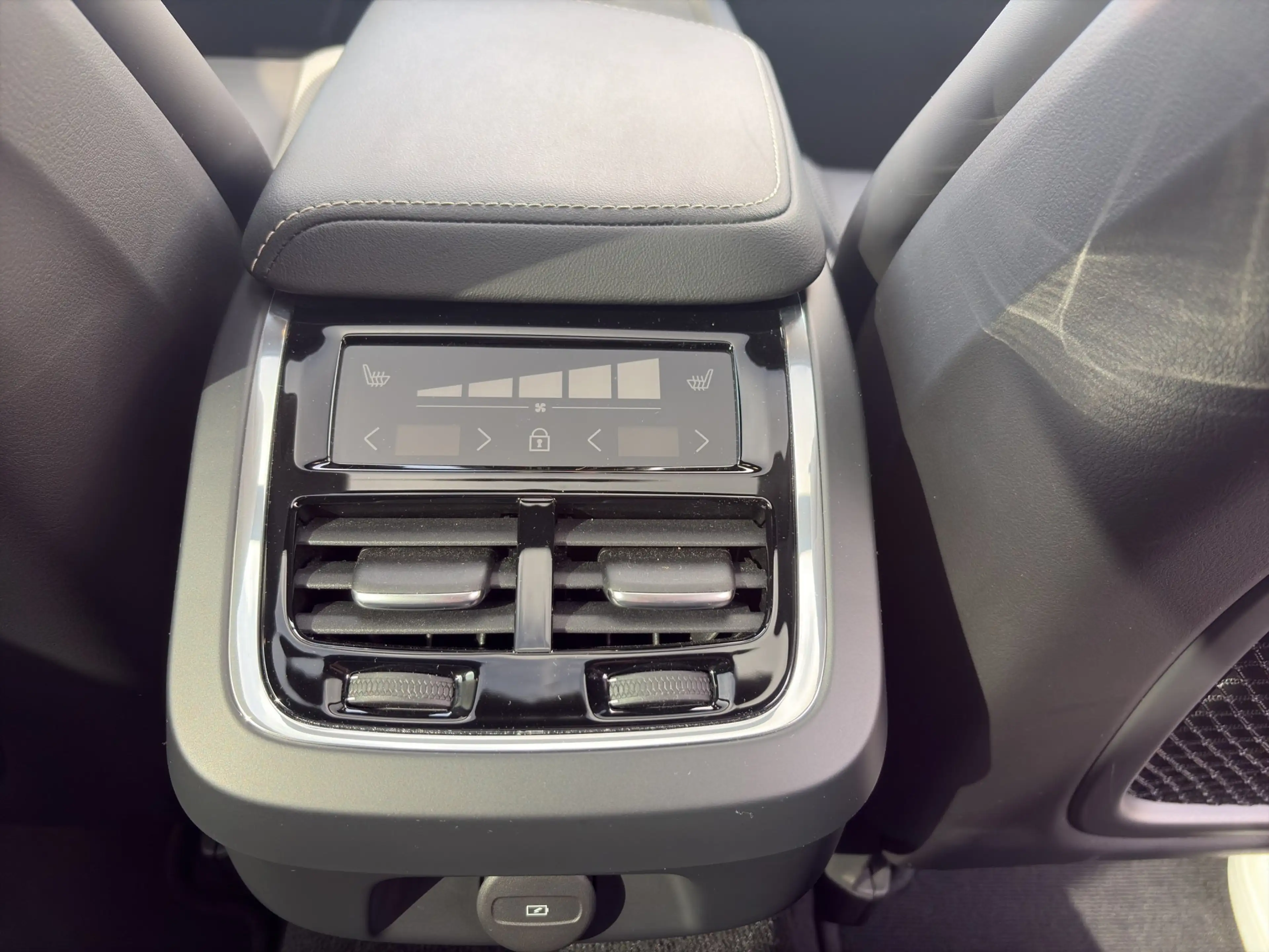Volvo S60 Ultimate Dark AWD — photo 12