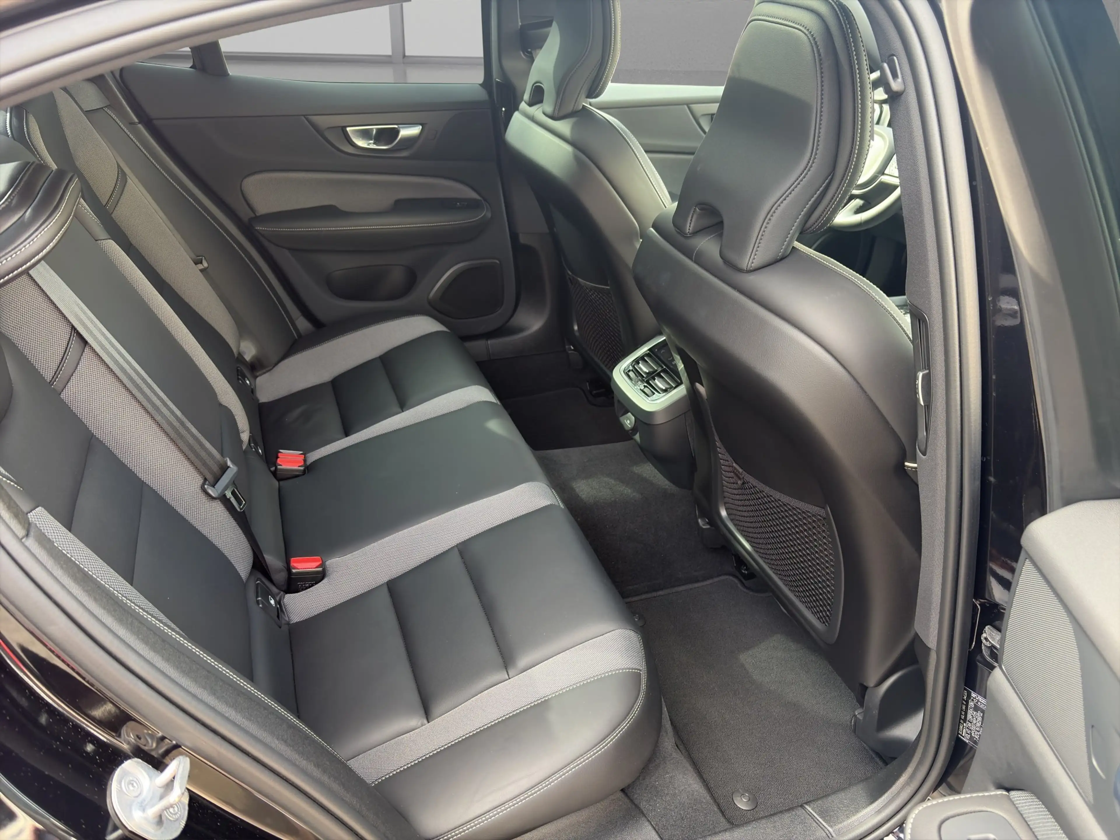 Volvo S60 Ultimate Dark AWD — photo 11