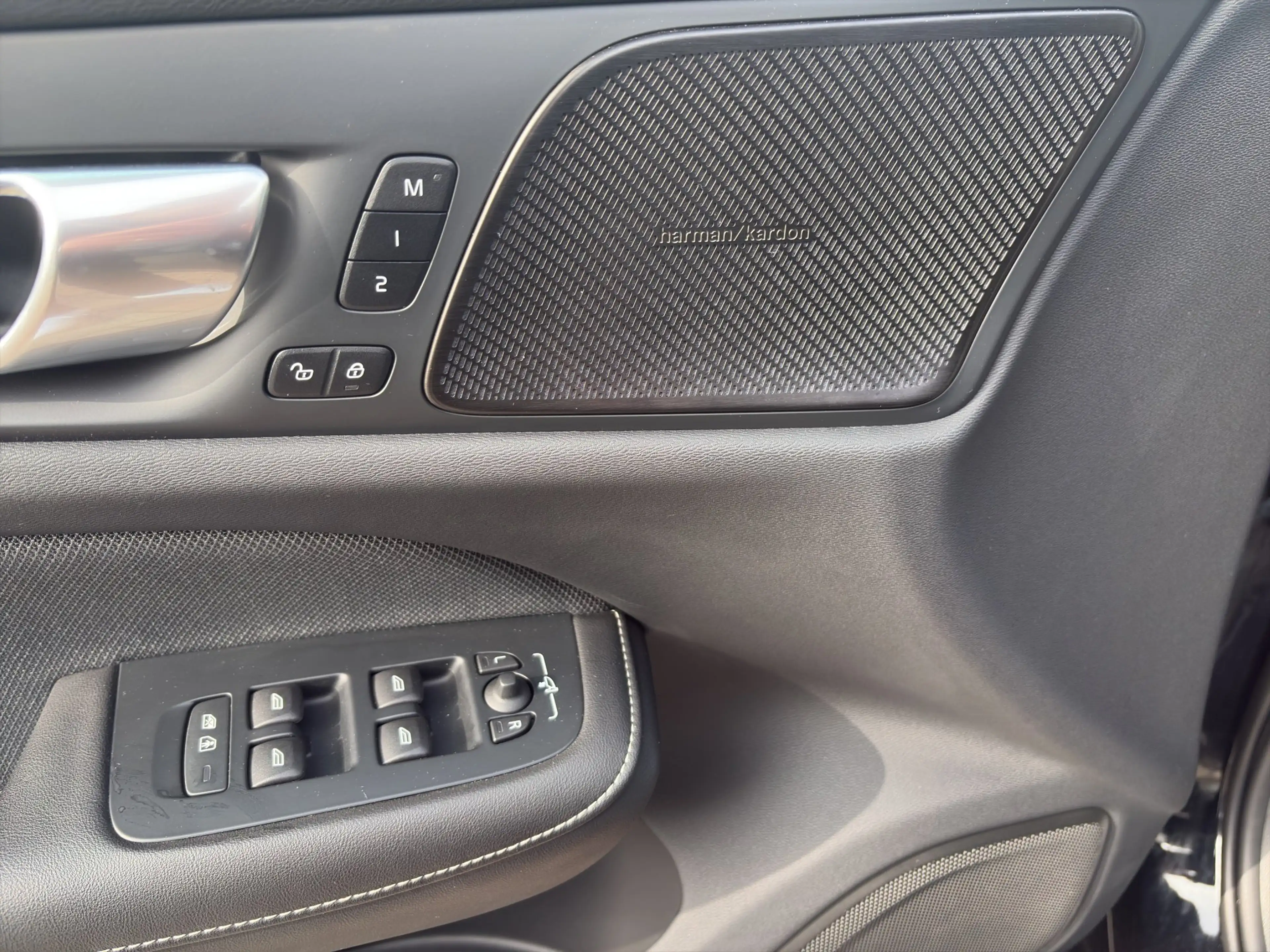 Volvo S60 Ultimate Dark AWD — photo 15