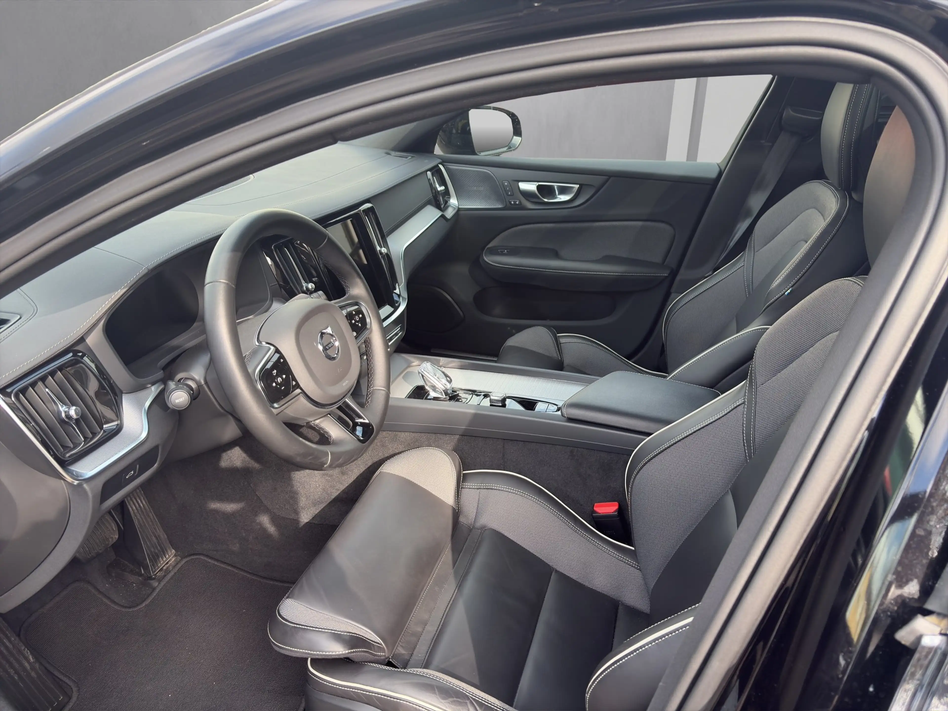 Volvo S60 Ultimate Dark AWD — photo 14