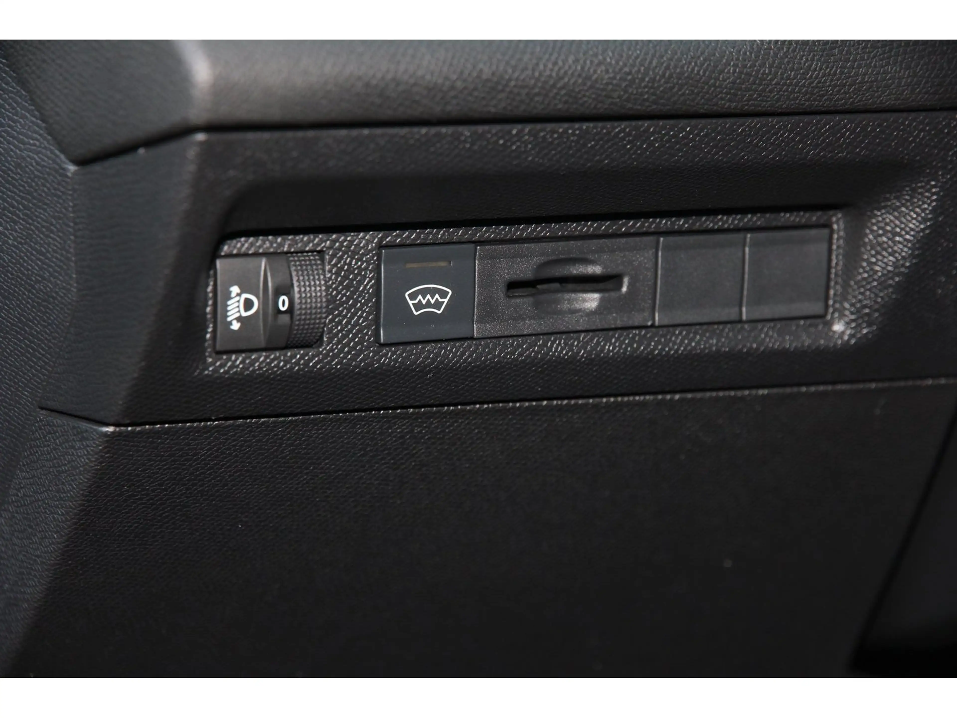 Peugeot 308 SW Active HDi 130 TEMP SHZ FSH ZV LED PDC — photo 14