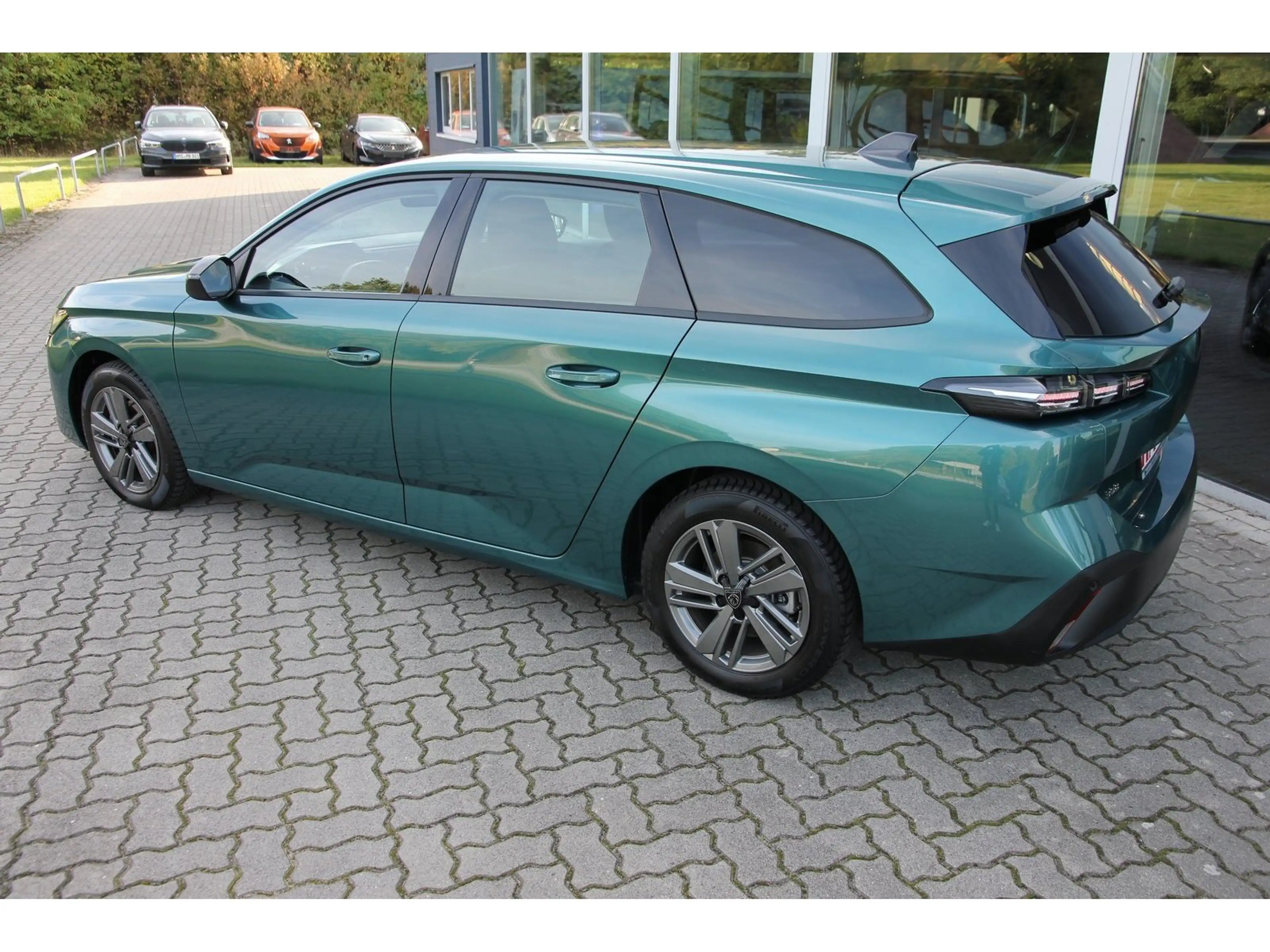 Peugeot 308 SW Active HDi 130 TEMP SHZ FSH ZV LED PDC — photo 4