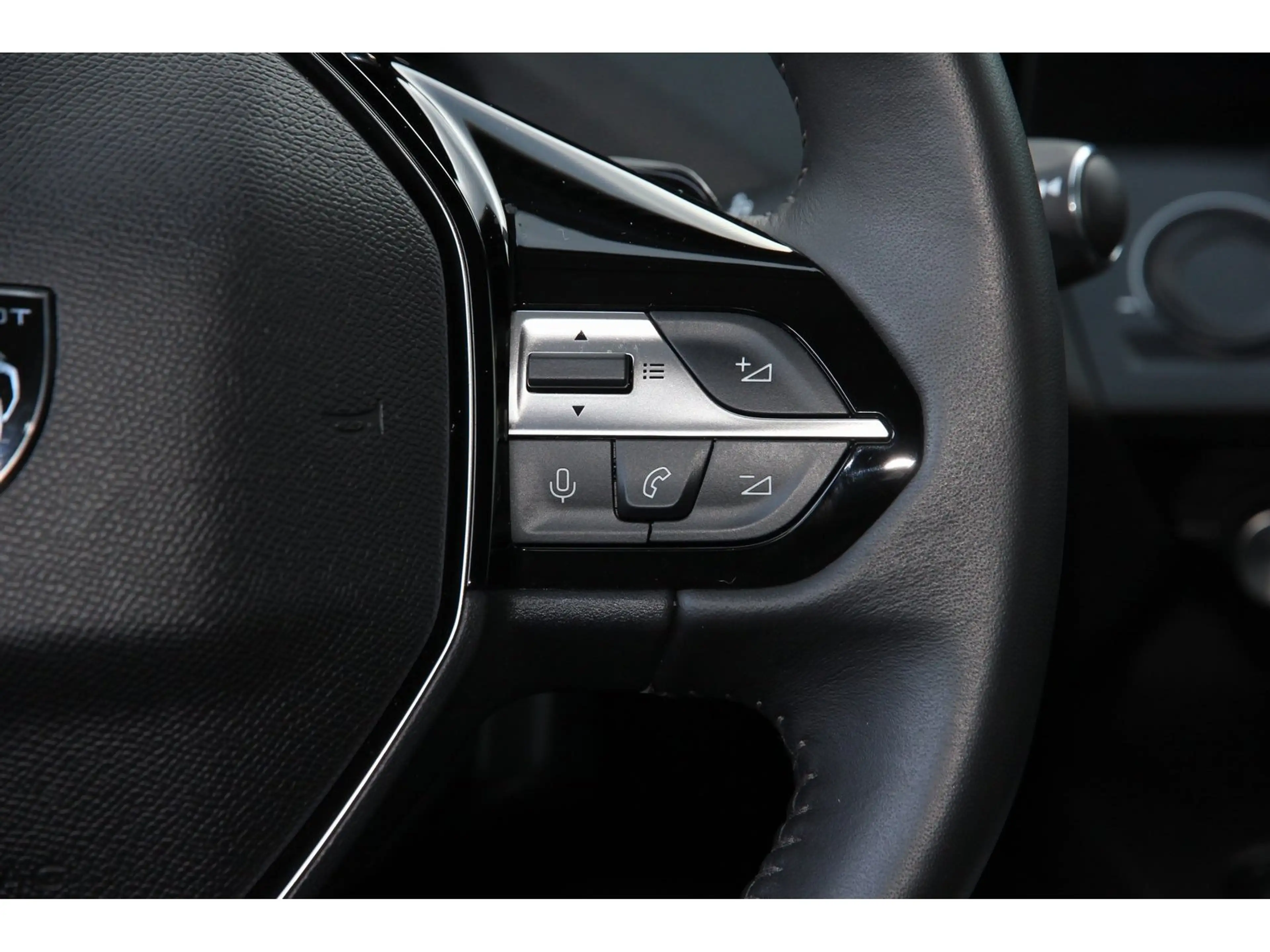 Peugeot 308 SW Active HDi 130 TEMP SHZ FSH ZV LED PDC — photo 19