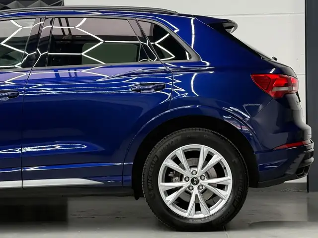 Audi Q3 view 6
