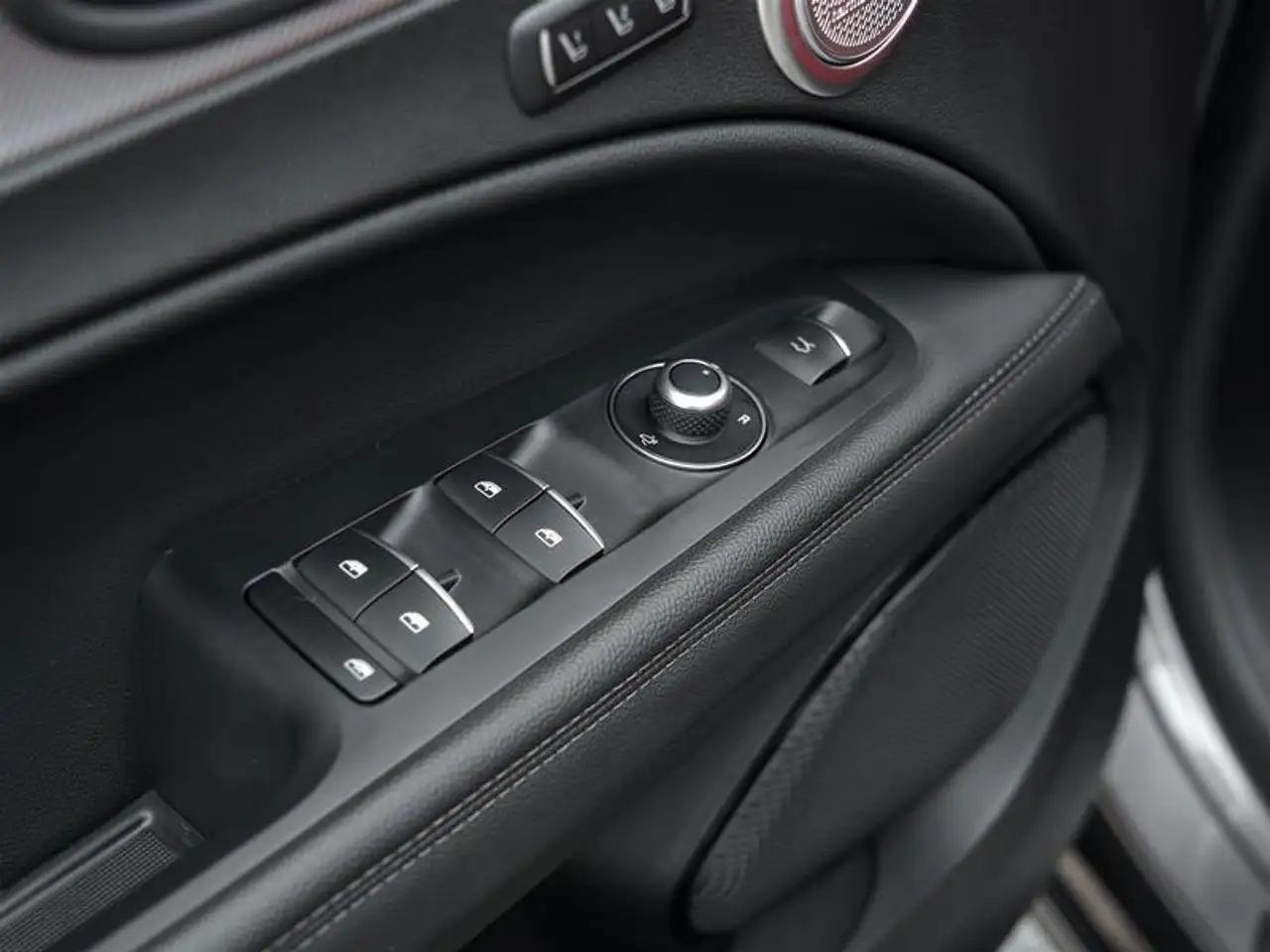 Alfa Romeo Stelvio снимка Alfa Romeo Stelvio