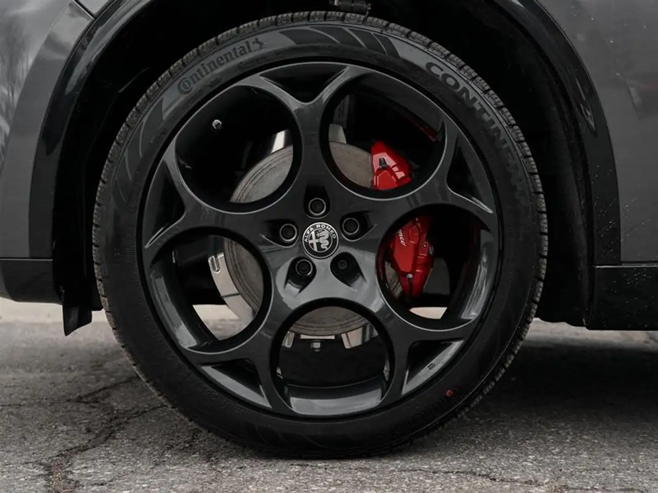 Alfa Romeo Stelvio снимка Alfa Romeo Stelvio