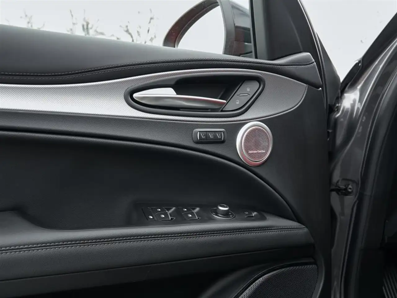Alfa Romeo Stelvio снимка Alfa Romeo Stelvio
