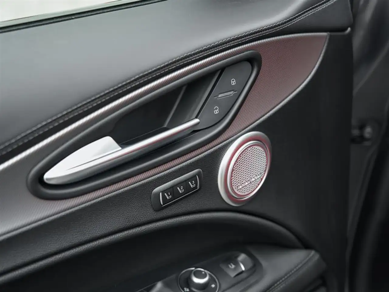 Alfa Romeo Stelvio снимка Alfa Romeo Stelvio
