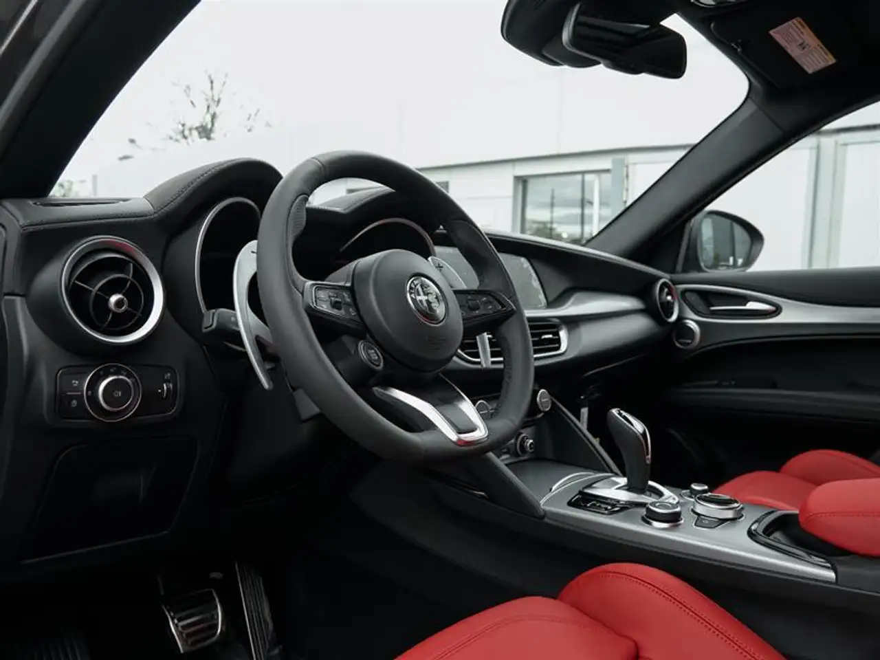 Alfa Romeo Stelvio снимка Alfa Romeo Stelvio