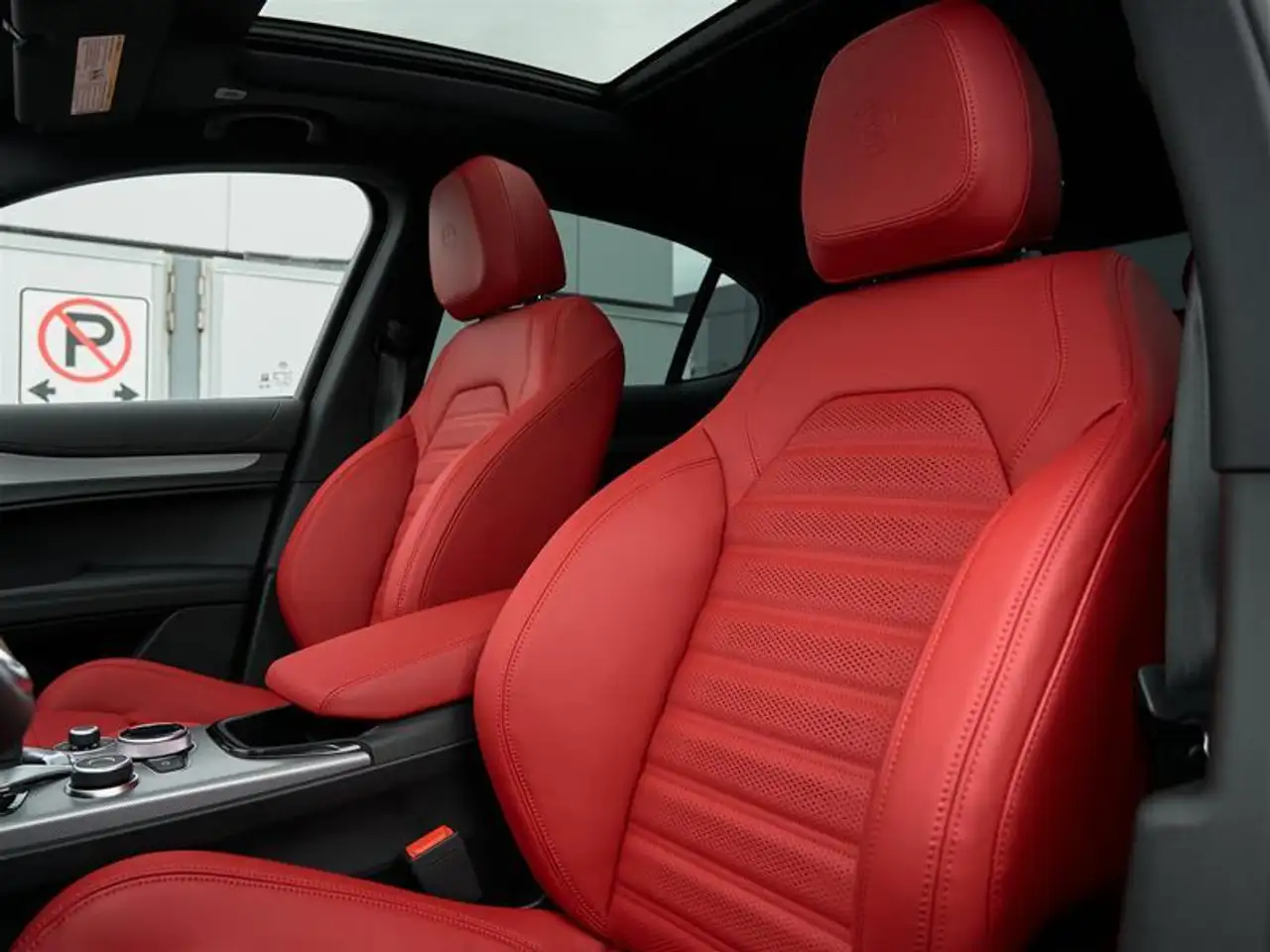 Alfa Romeo Stelvio снимка Alfa Romeo Stelvio