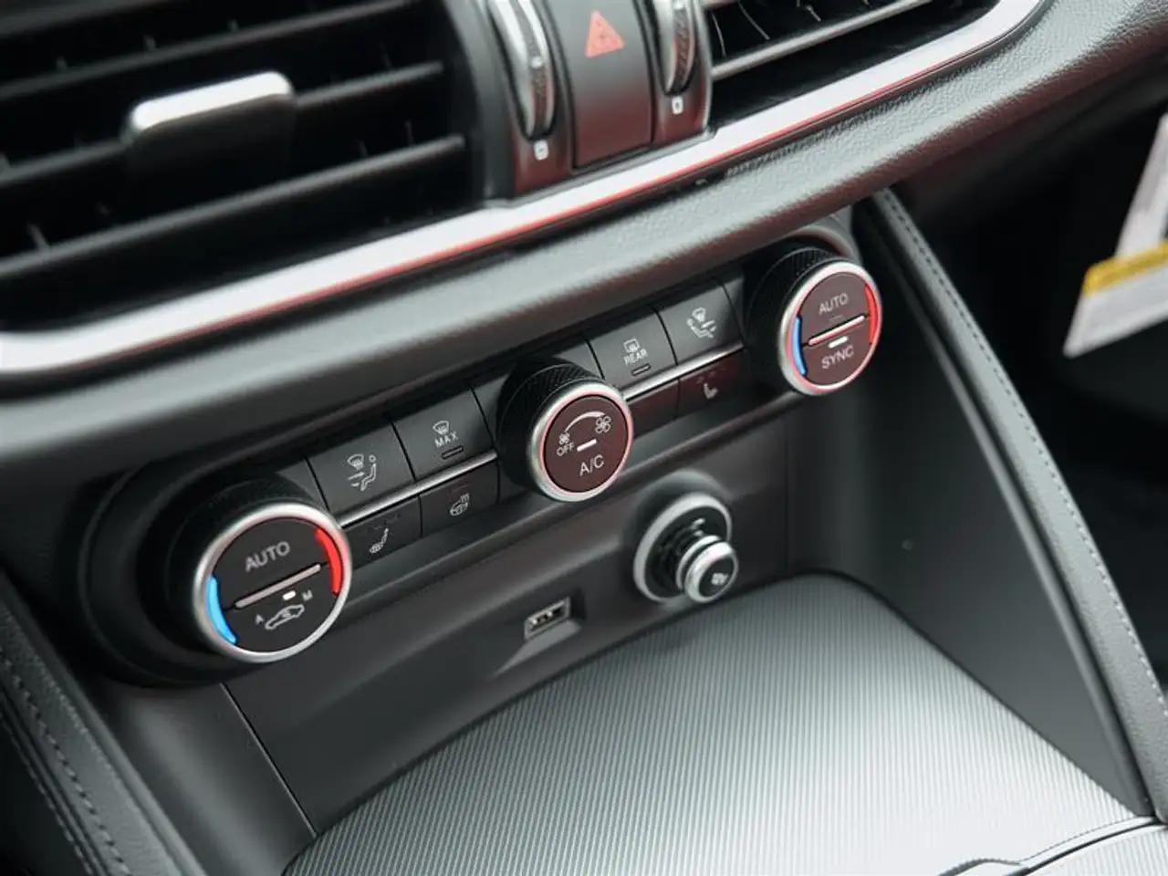 Alfa Romeo Stelvio снимка Alfa Romeo Stelvio
