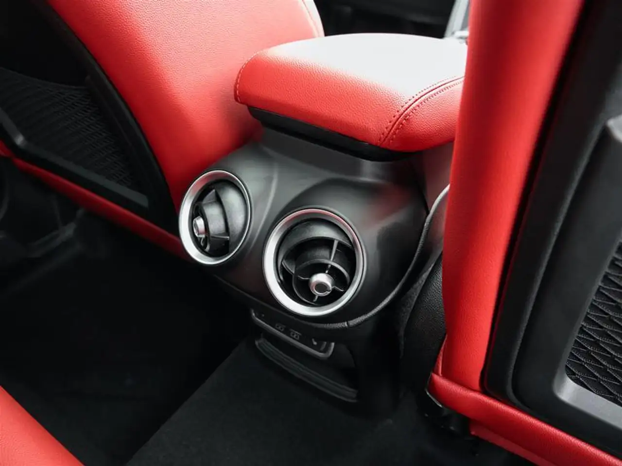 Alfa Romeo Stelvio снимка Alfa Romeo Stelvio