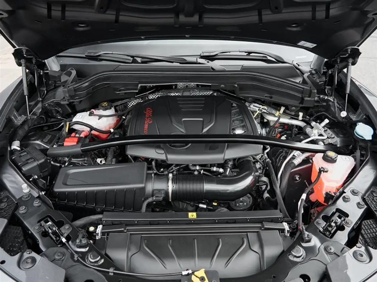 Alfa Romeo Stelvio снимка Alfa Romeo Stelvio