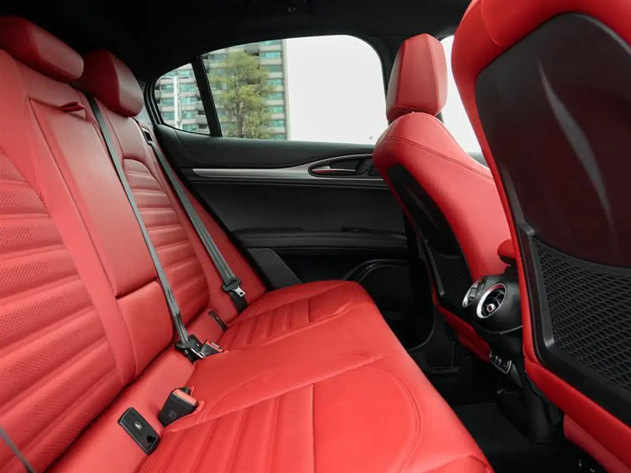 Alfa Romeo Stelvio снимка Alfa Romeo Stelvio