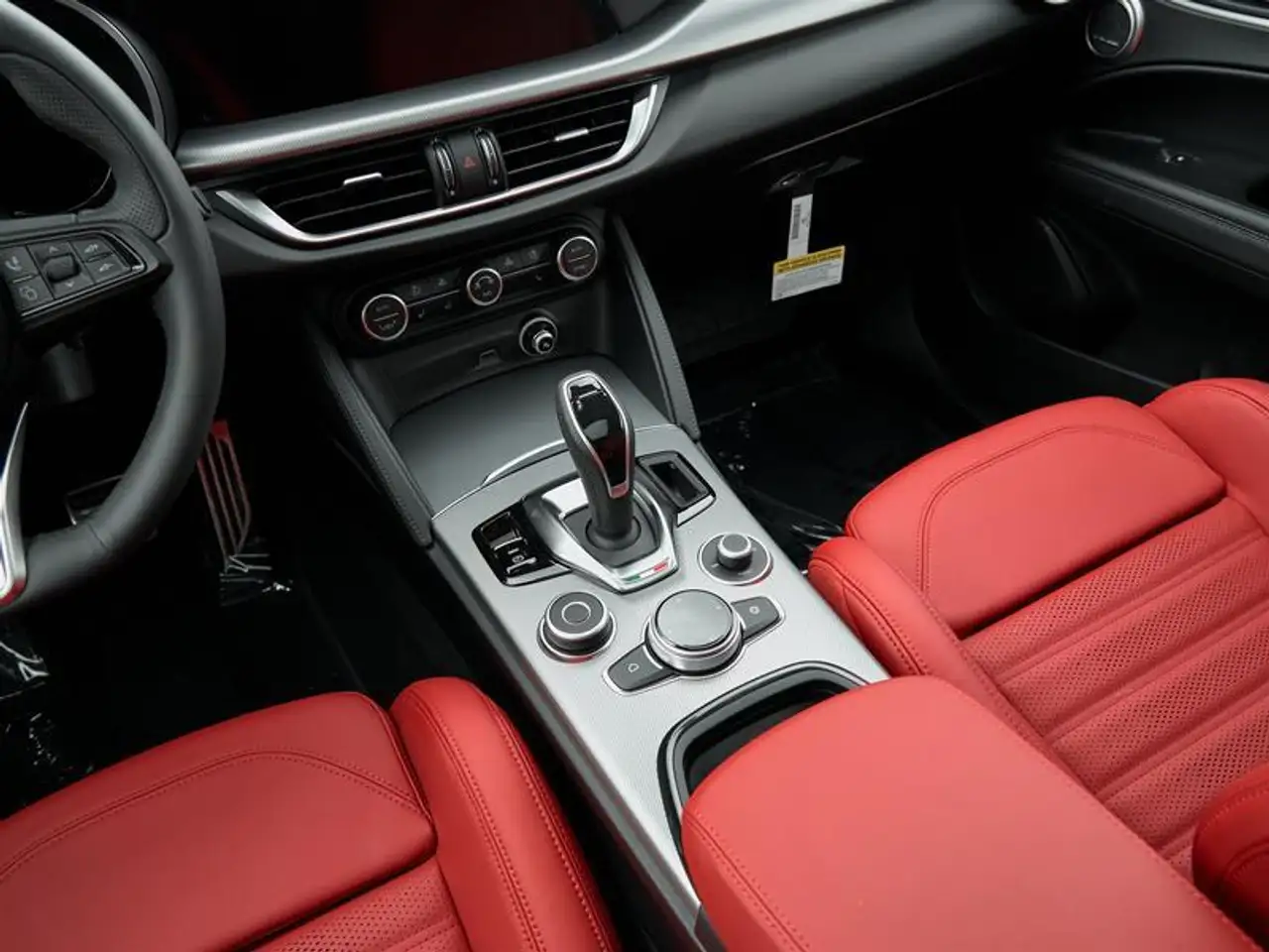 Alfa Romeo Stelvio снимка Alfa Romeo Stelvio