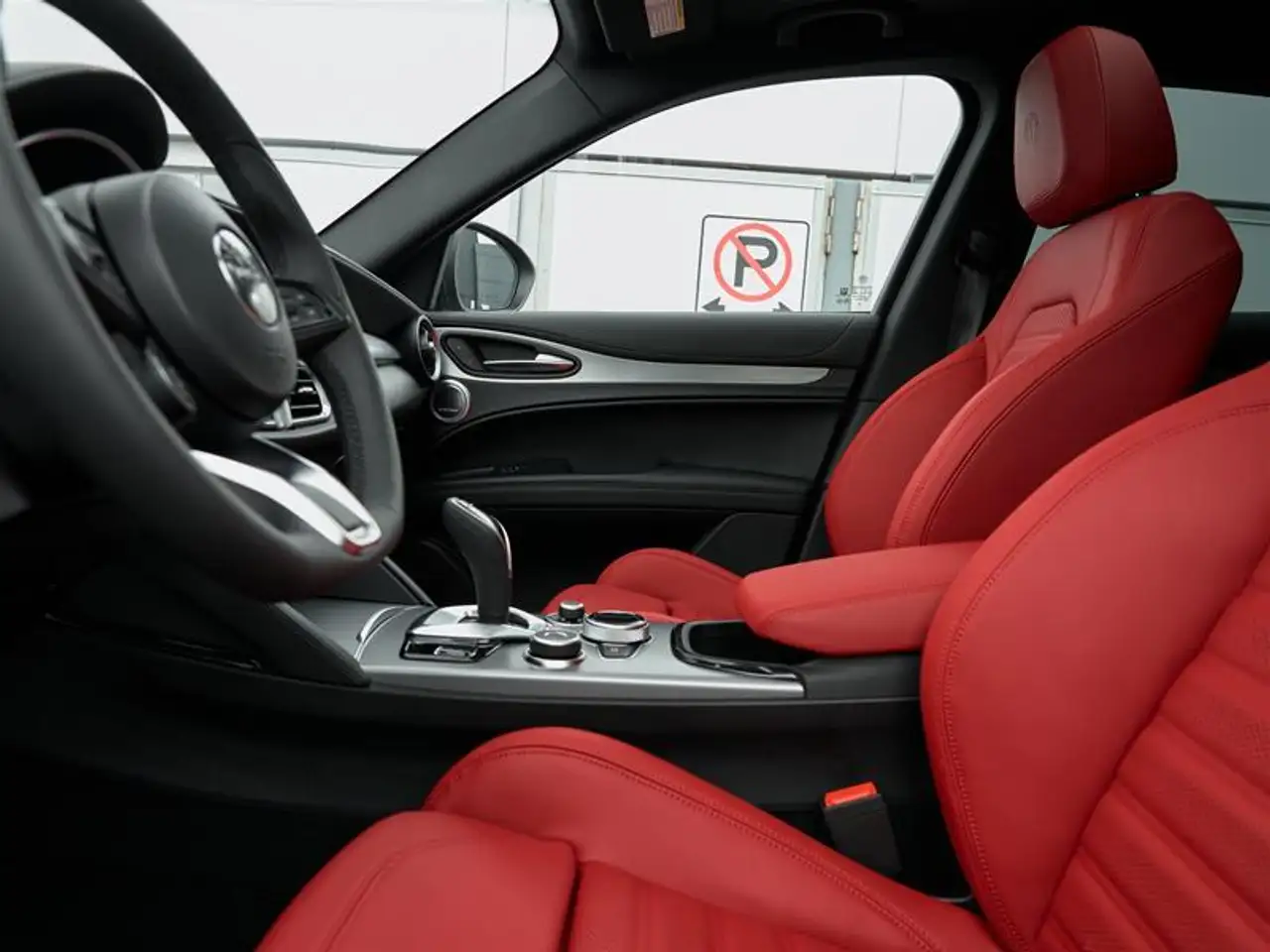 Alfa Romeo Stelvio снимка Alfa Romeo Stelvio