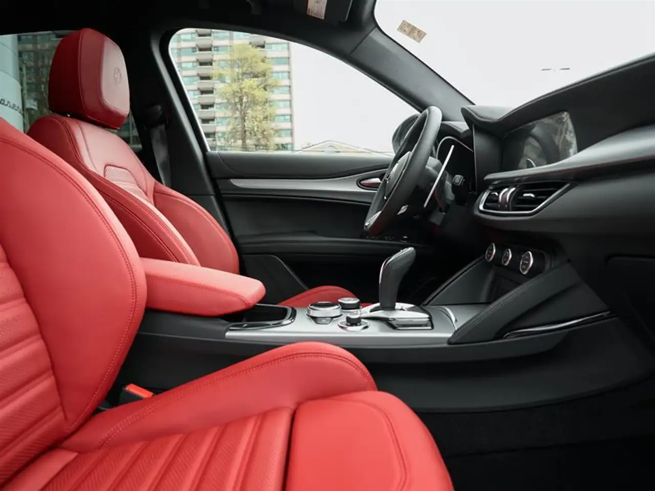 Alfa Romeo Stelvio снимка Alfa Romeo Stelvio